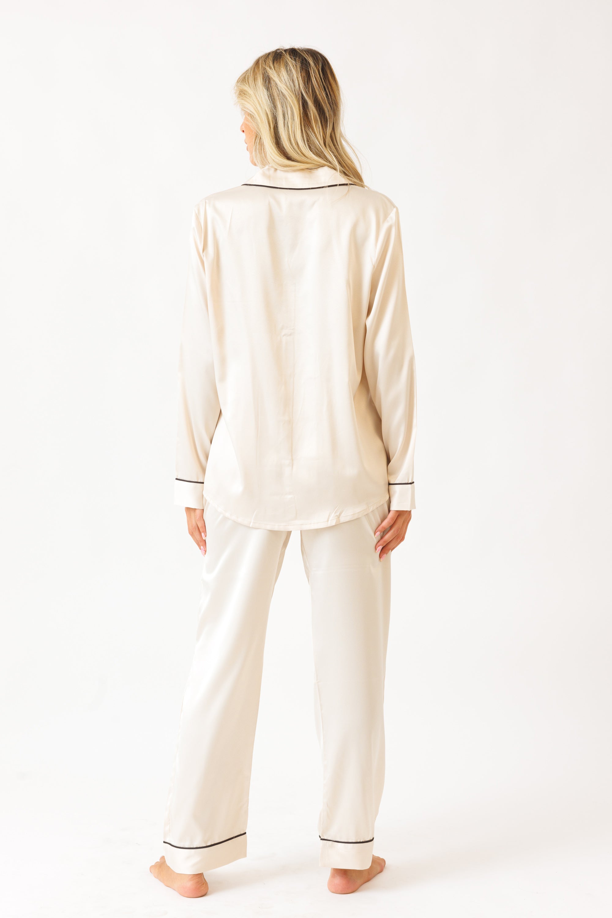 חליפת סאטן מכפותרת