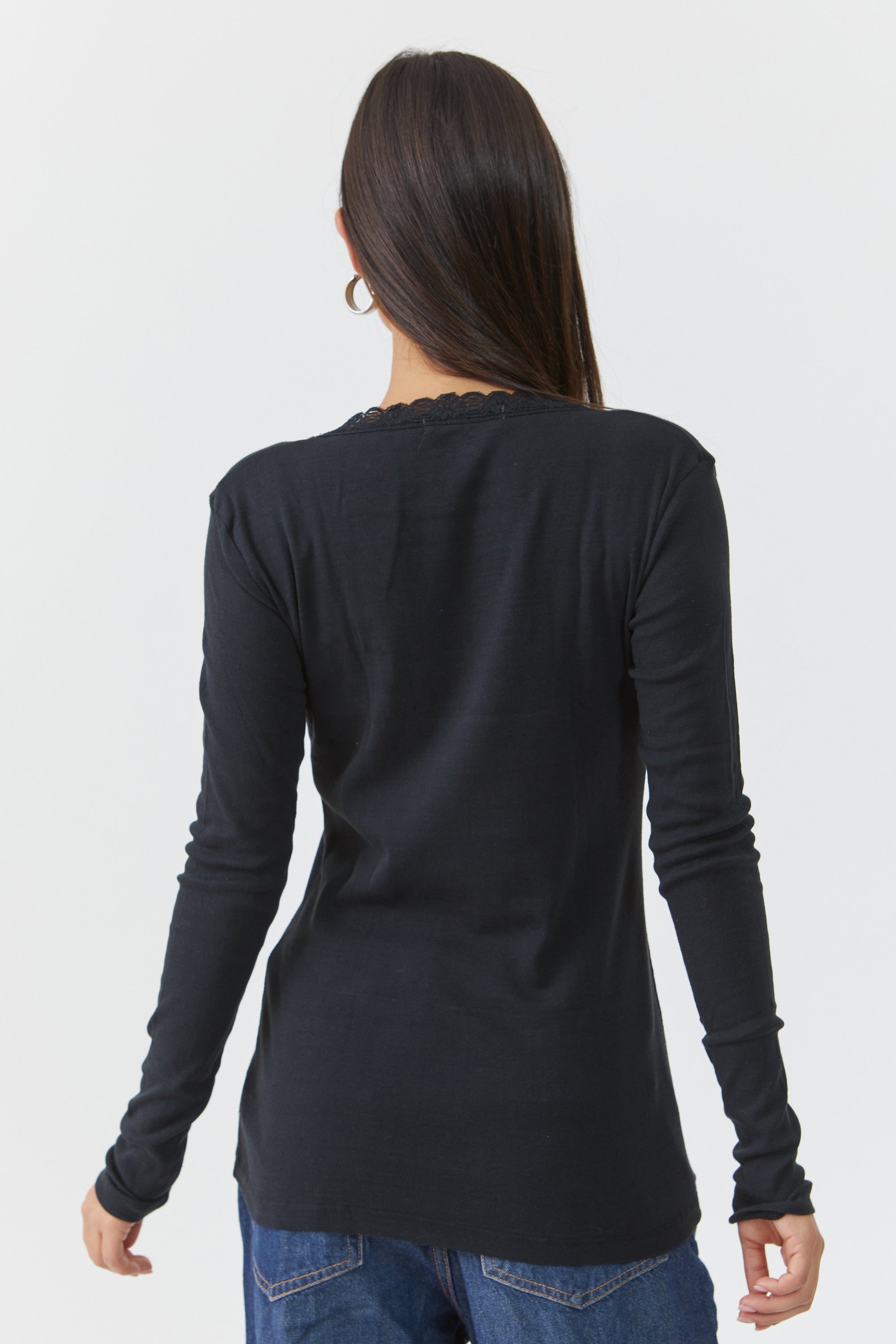 חולצת בייסיק שחורה שרוול ארוך