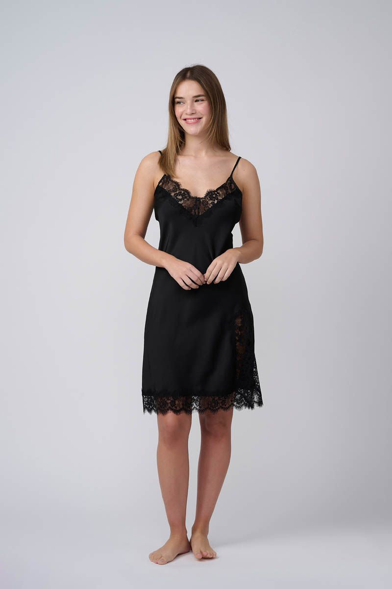 כותונת סאטן מידי בשילוב תחרת ריסים