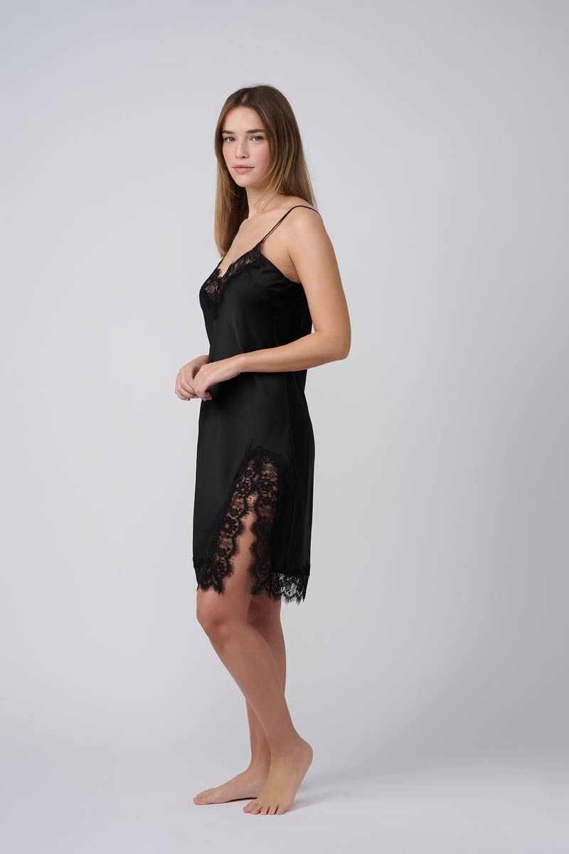 כותונת סאטן מידי בשילוב תחרת ריסים