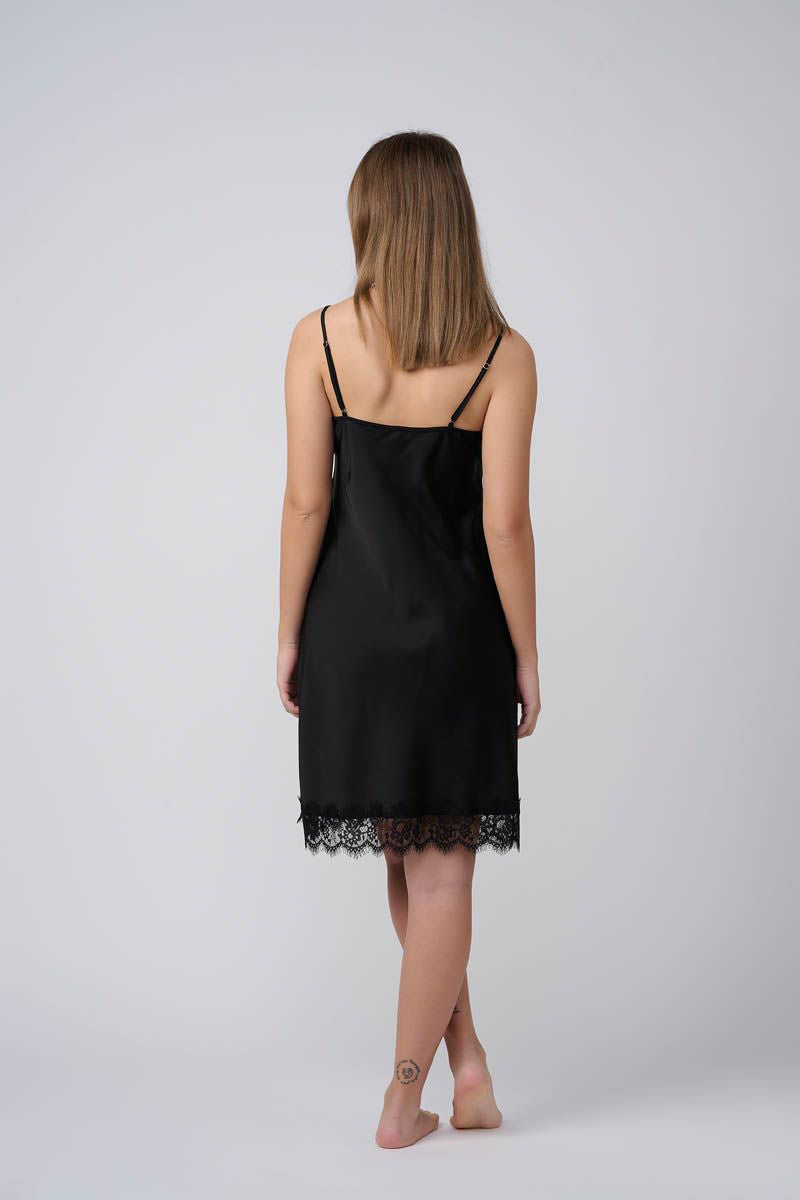 כותונת סאטן מידי בשילוב תחרת ריסים