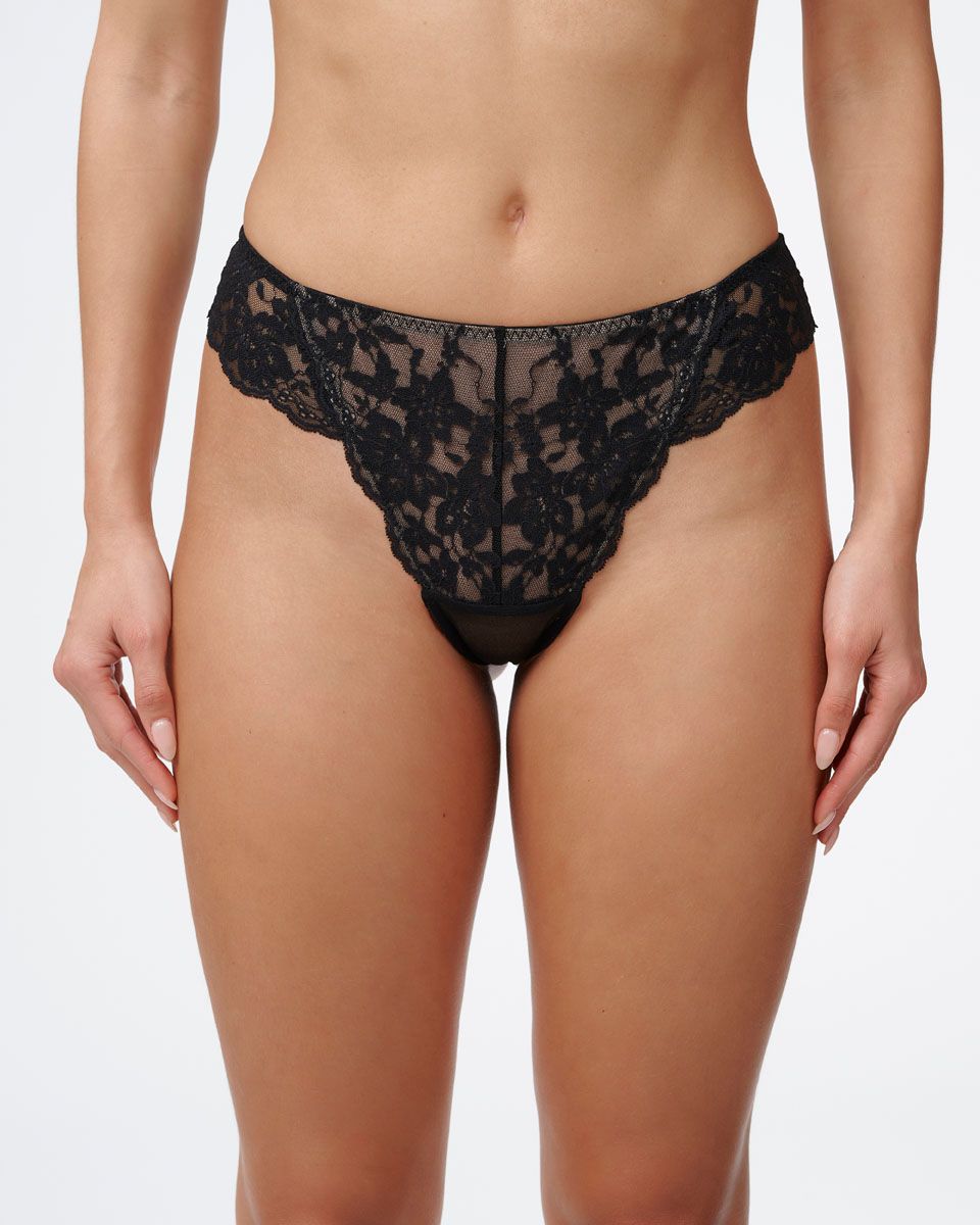 תחתוני חוטיני תחרה במראה דרמטי