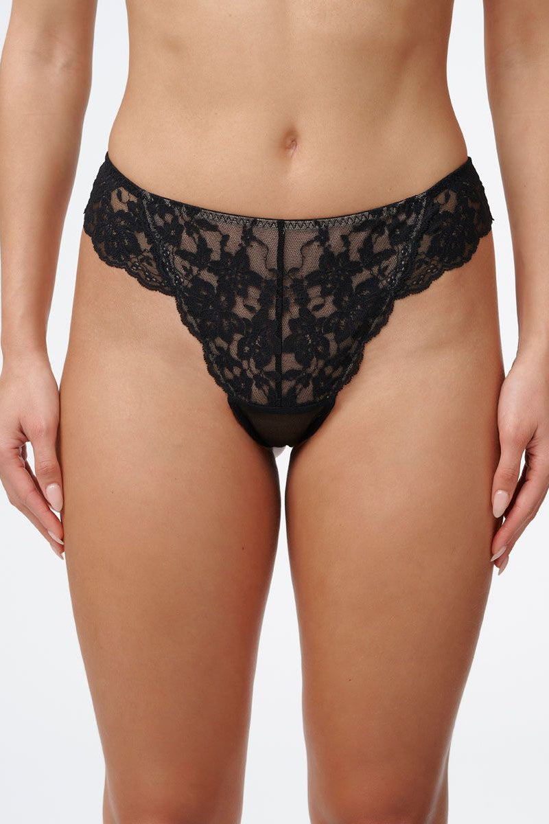 תחתוני חוטיני תחרה במראה דרמטי