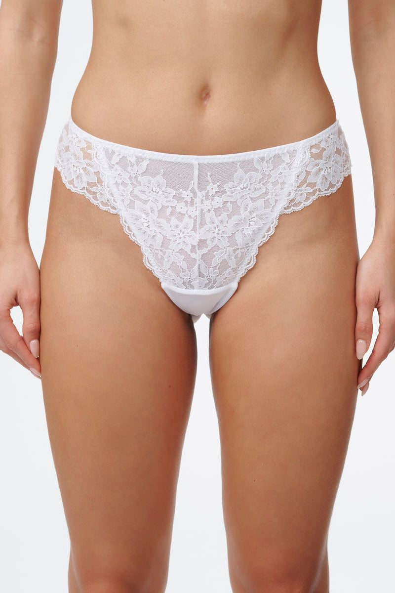 תחתון חוטיני מתחרה במראה דרמטי