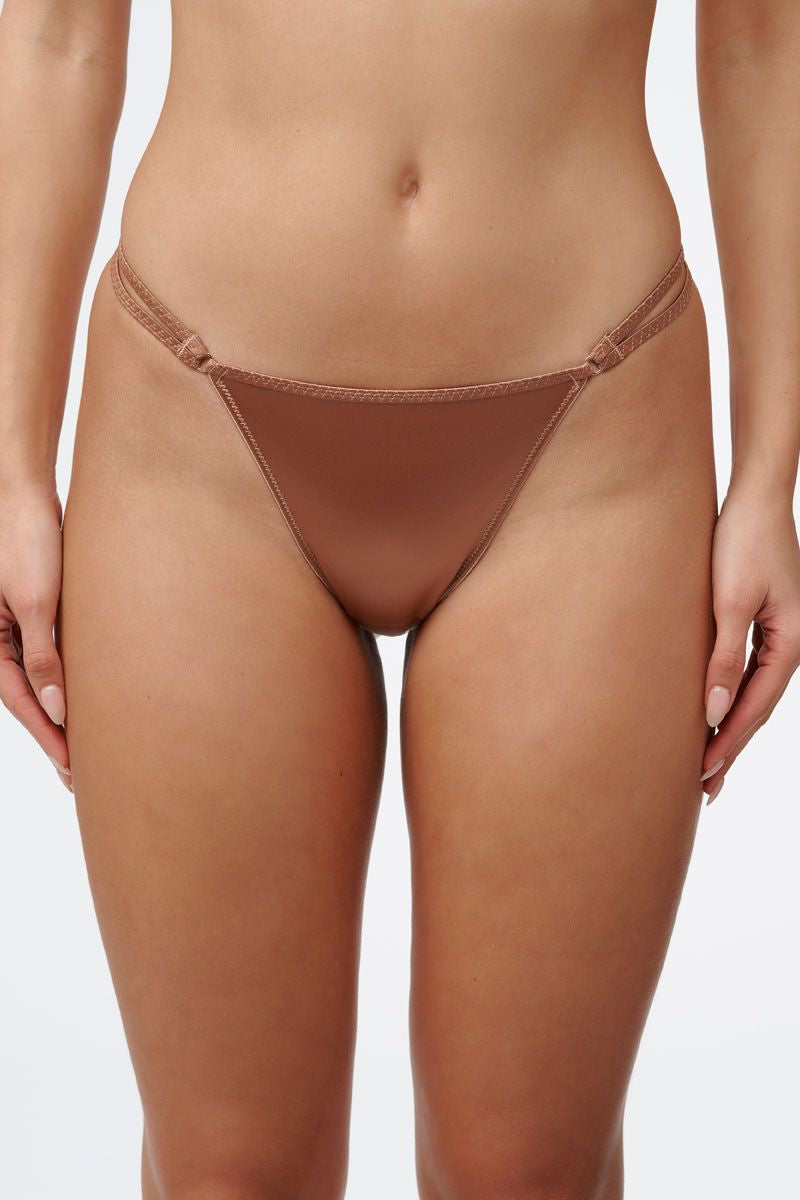 תחתון ברזילאי מבד מיקרו מבריק ורצועות בצדדים