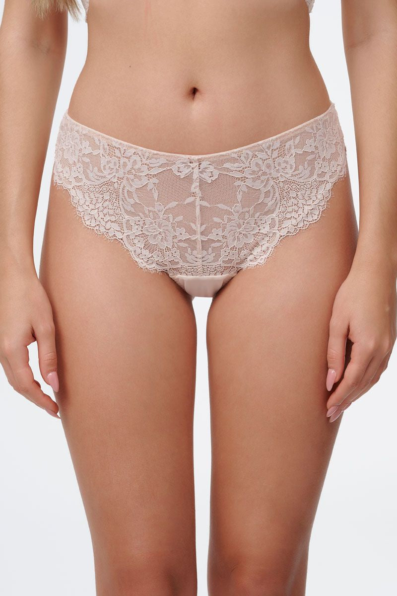 תחתון ברזילאי מתחרה עשירה