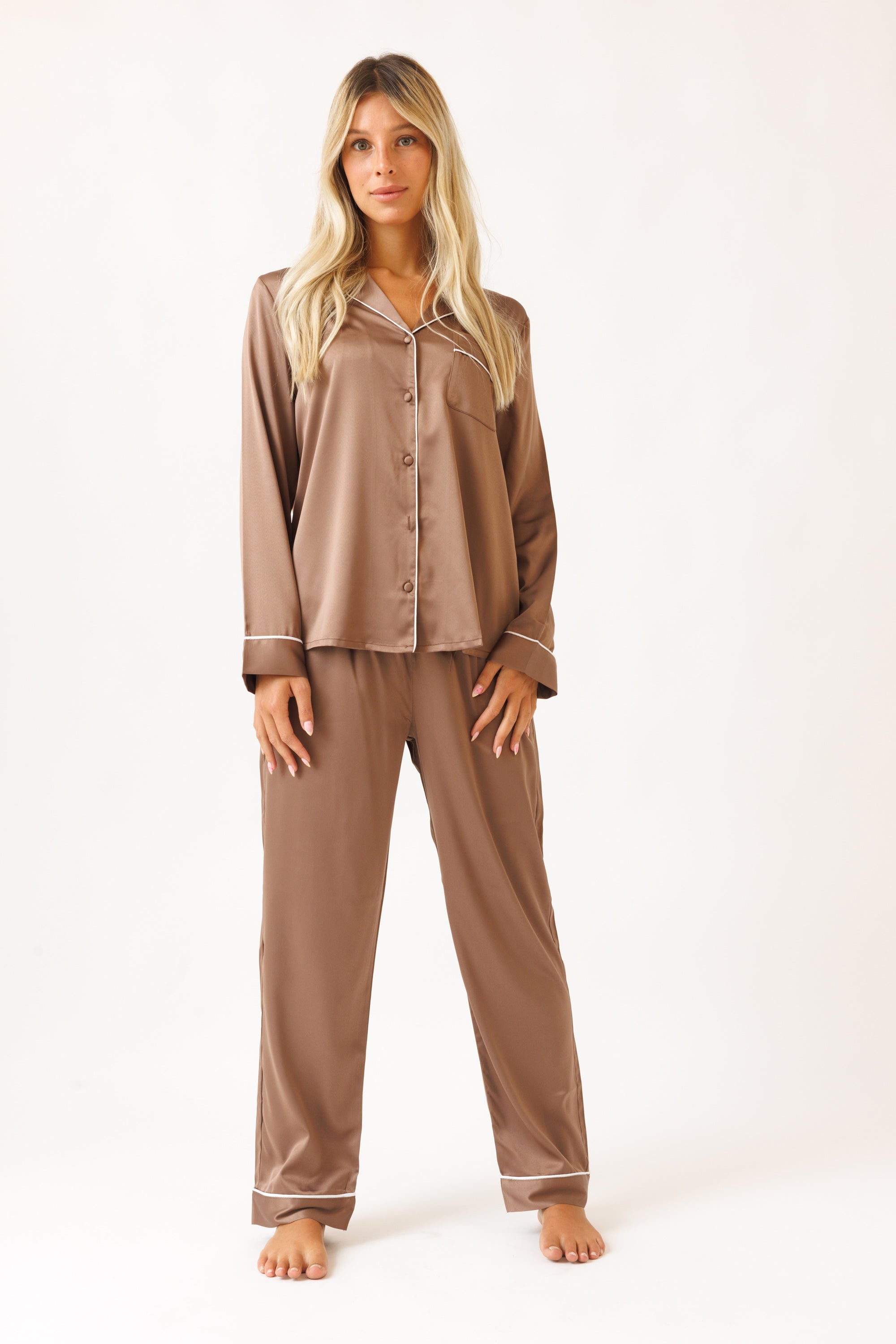 חליפת סאטן מכפותרת