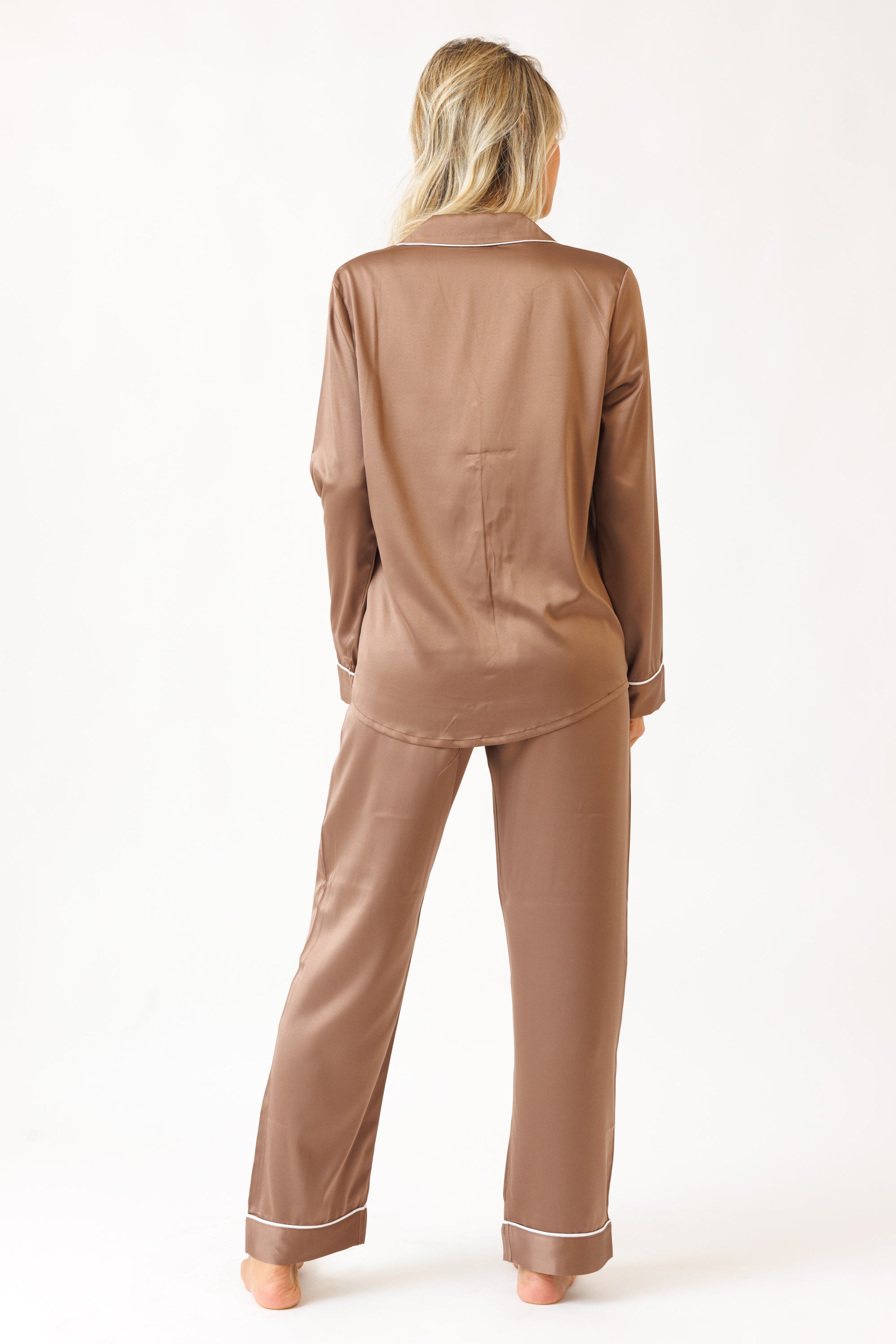 חליפת סאטן מכפותרת