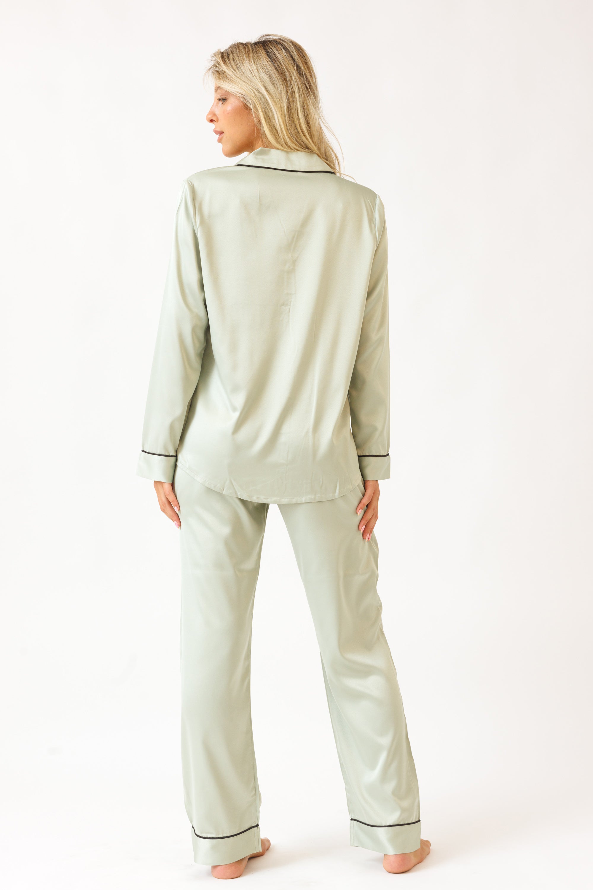 חליפת סאטן מכפותרת