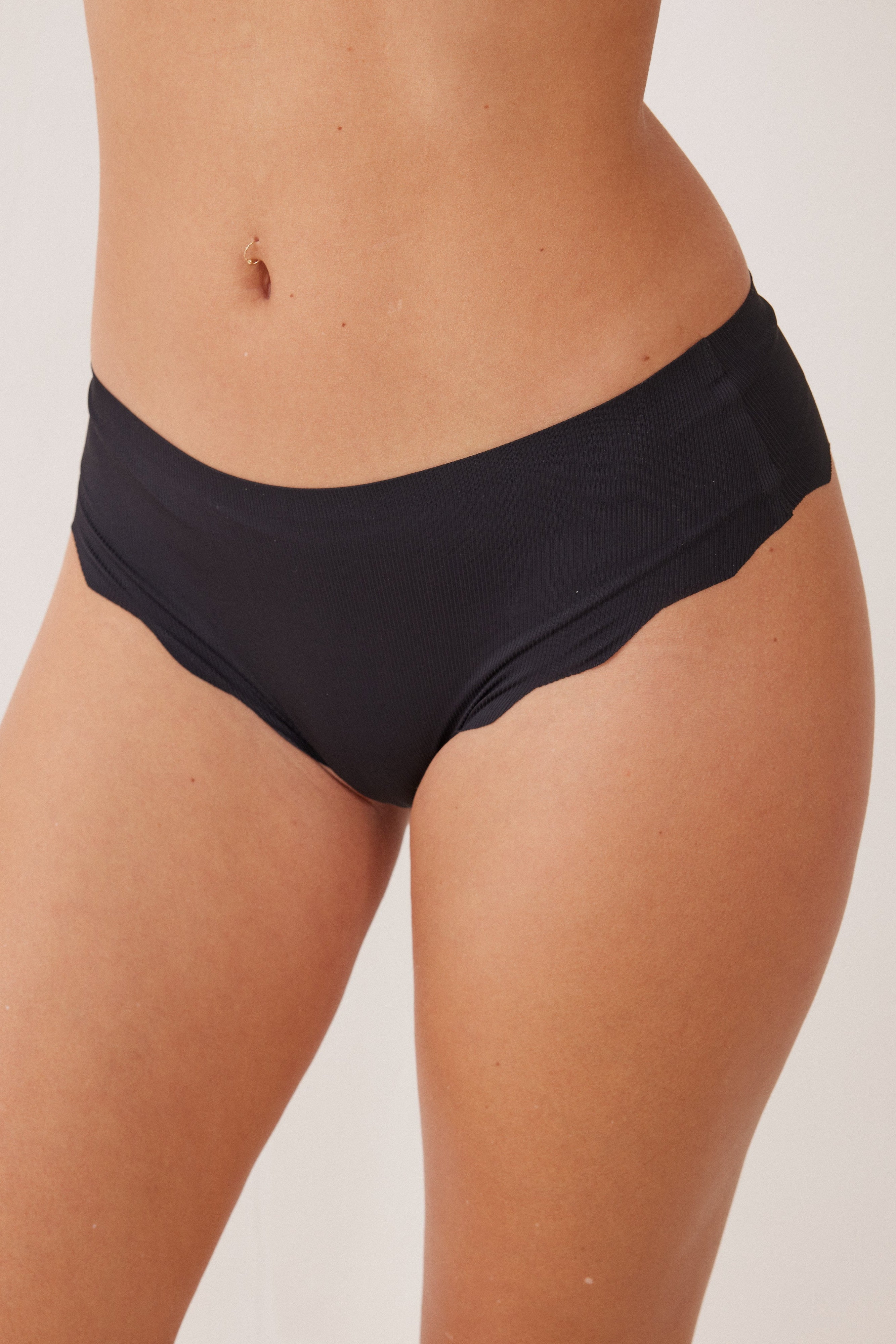 תחתון נשים בגזרה ברזילאי ללא תפר מבד ריב צבע שחור 