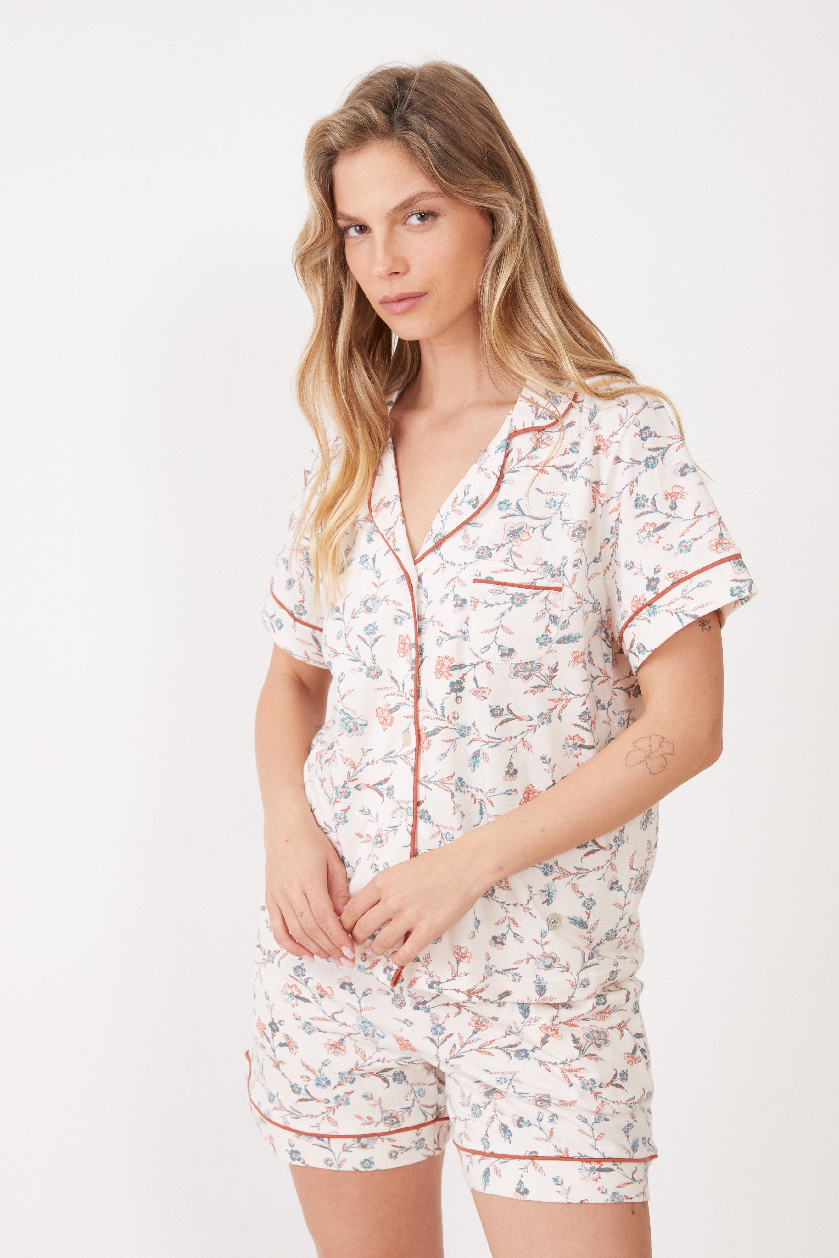 סט פיג'מה מכופתרת קצרה