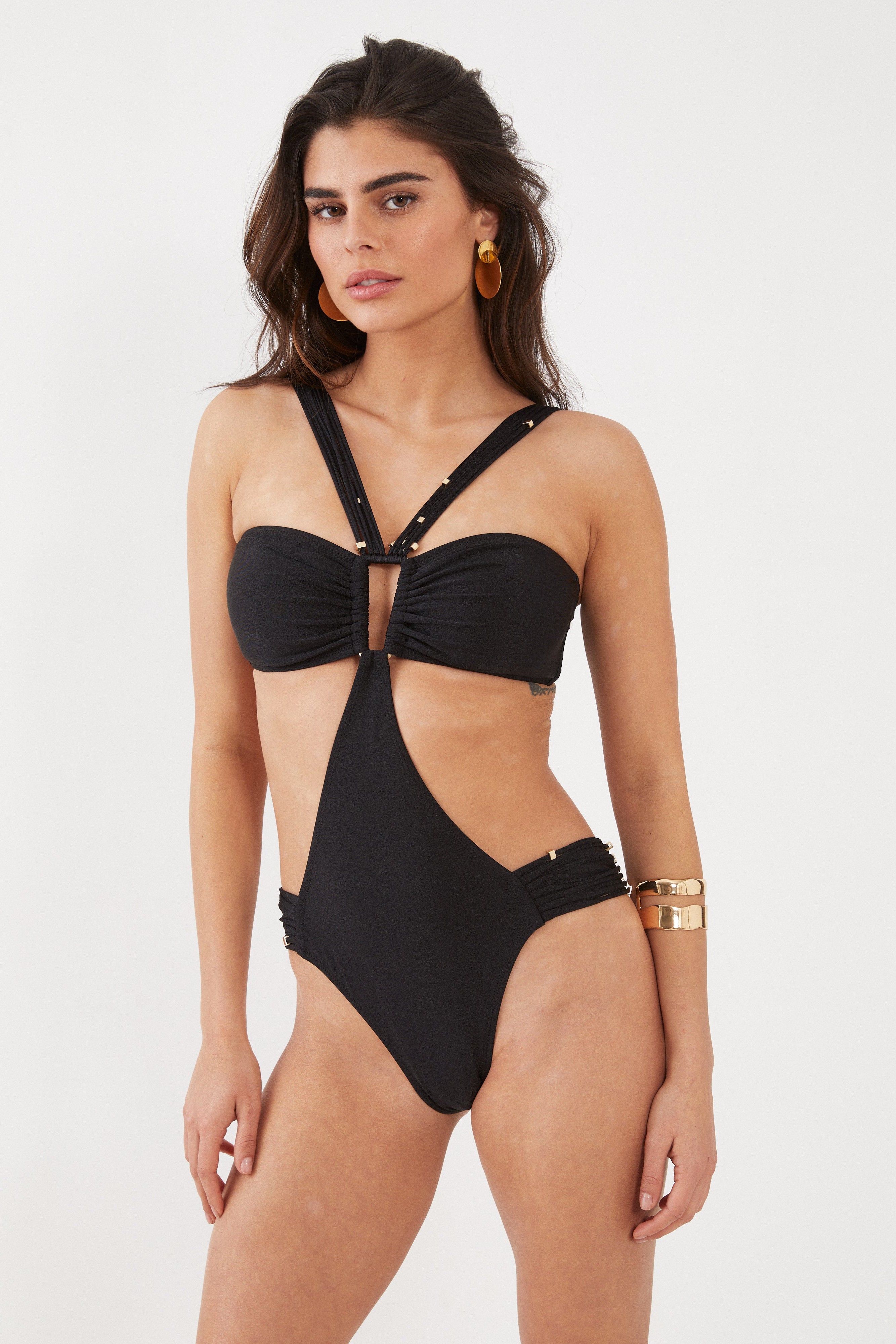 בגד ים שלם פתחים במותניים