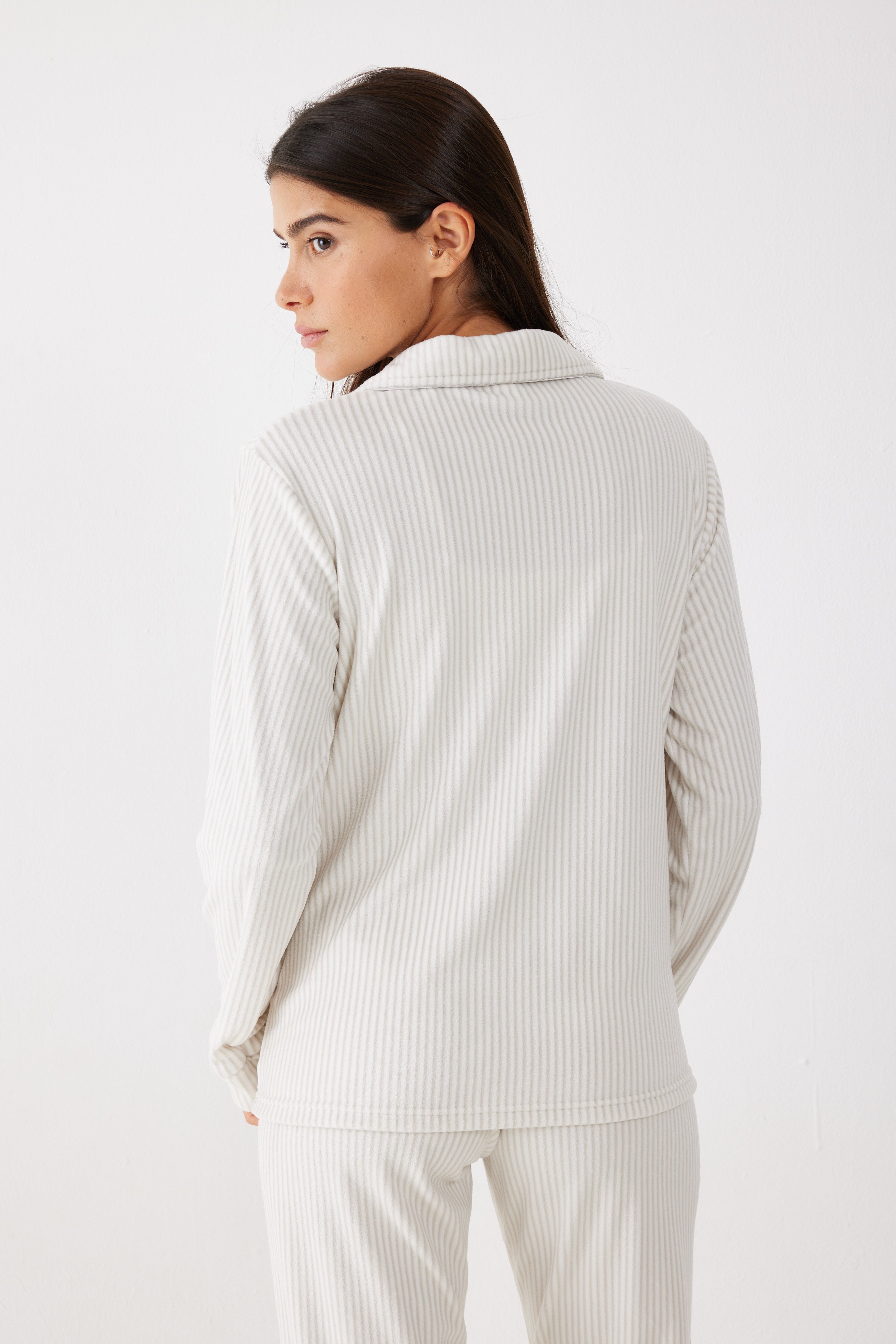 פיג'מה קטיפה מכופתרת פסים