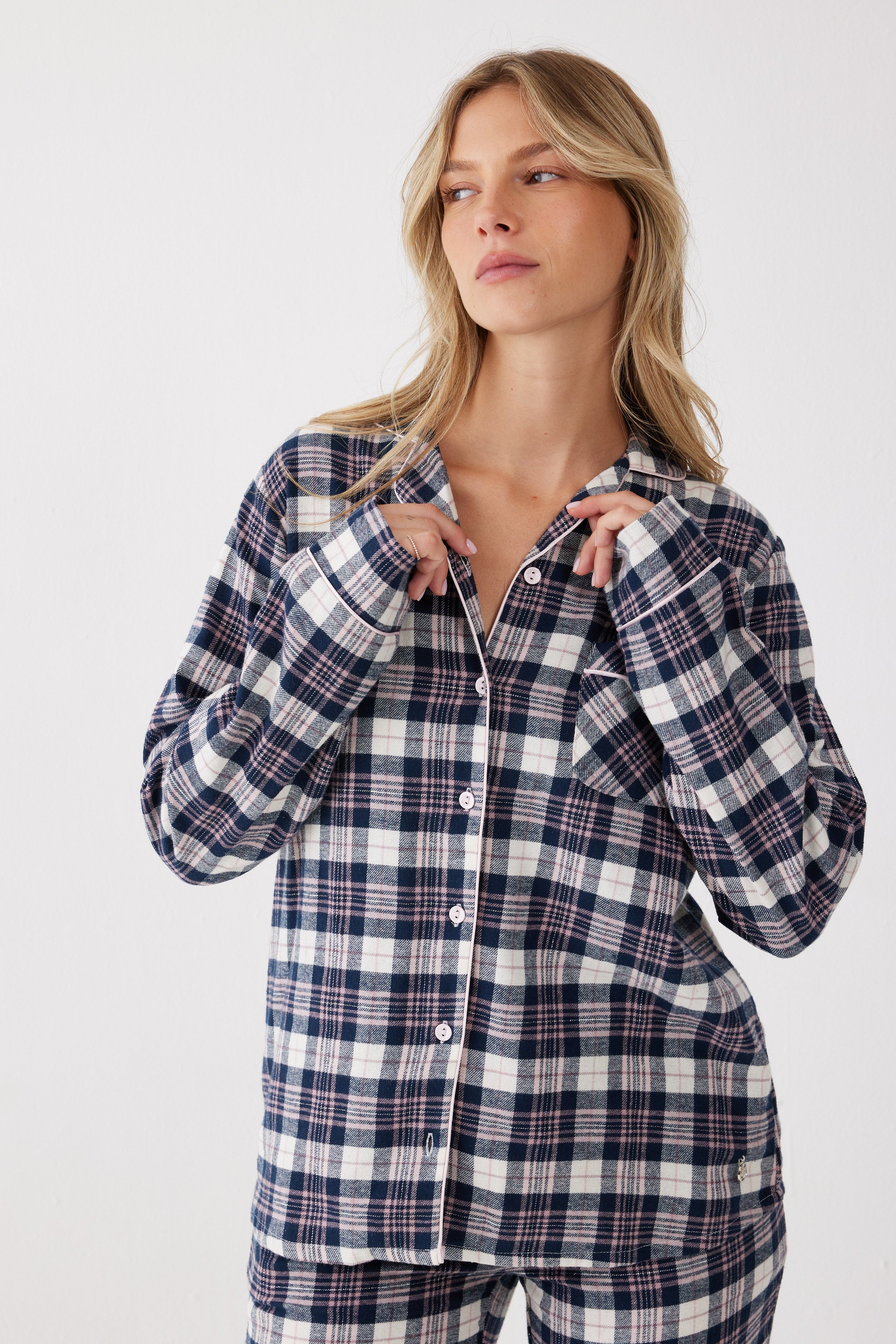 פיג'מת פלנל מכופתרת משבצות