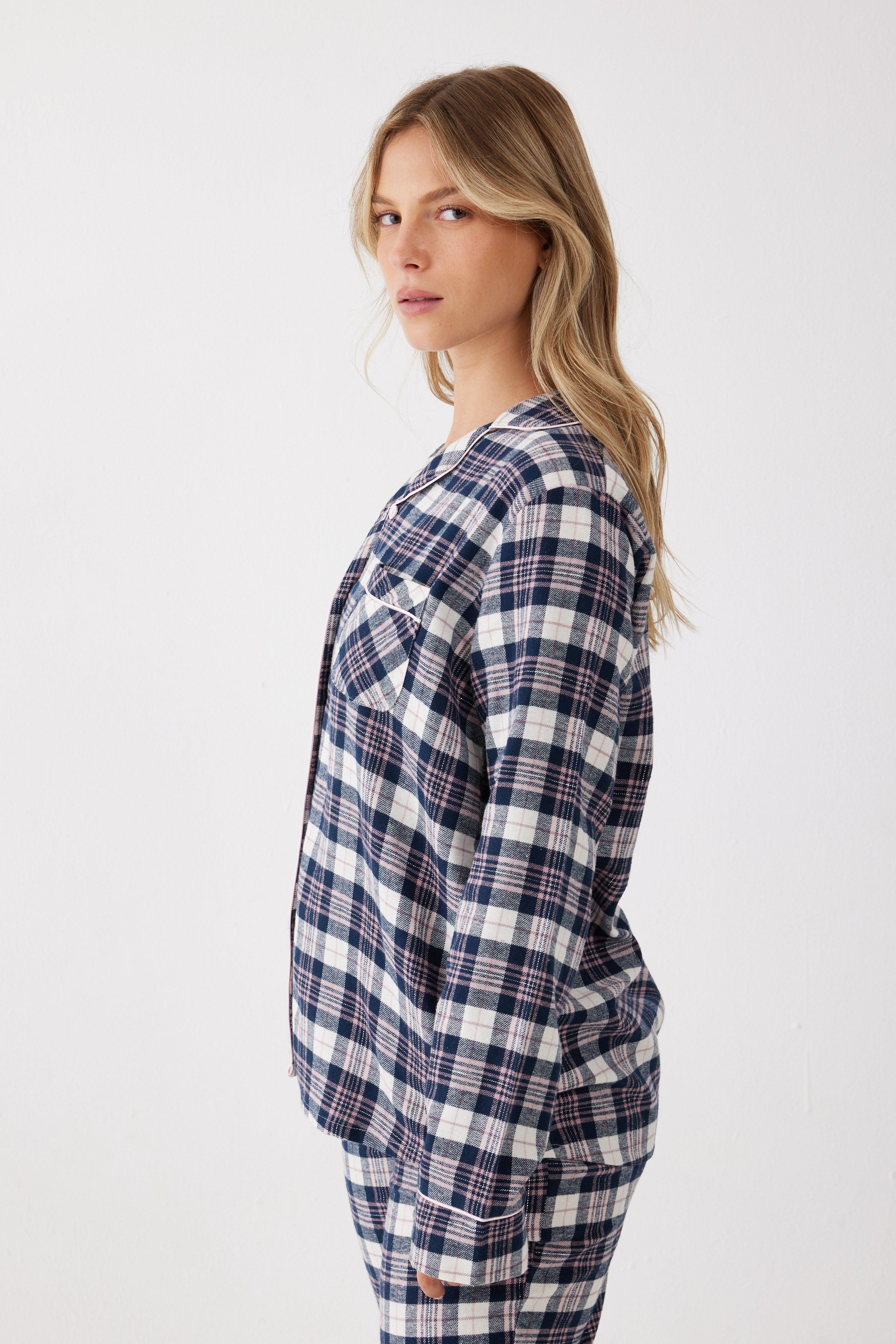 פיג'מת פלנל מכופתרת משבצות