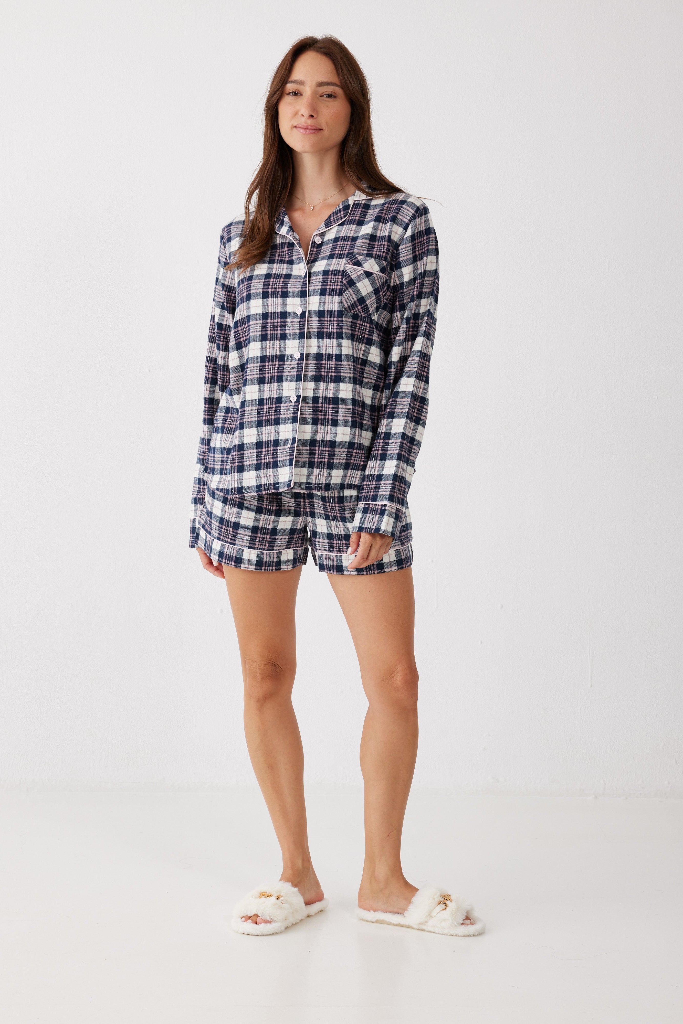 פיג'מת פלנל מכופתרת משבצות מכנס קצר