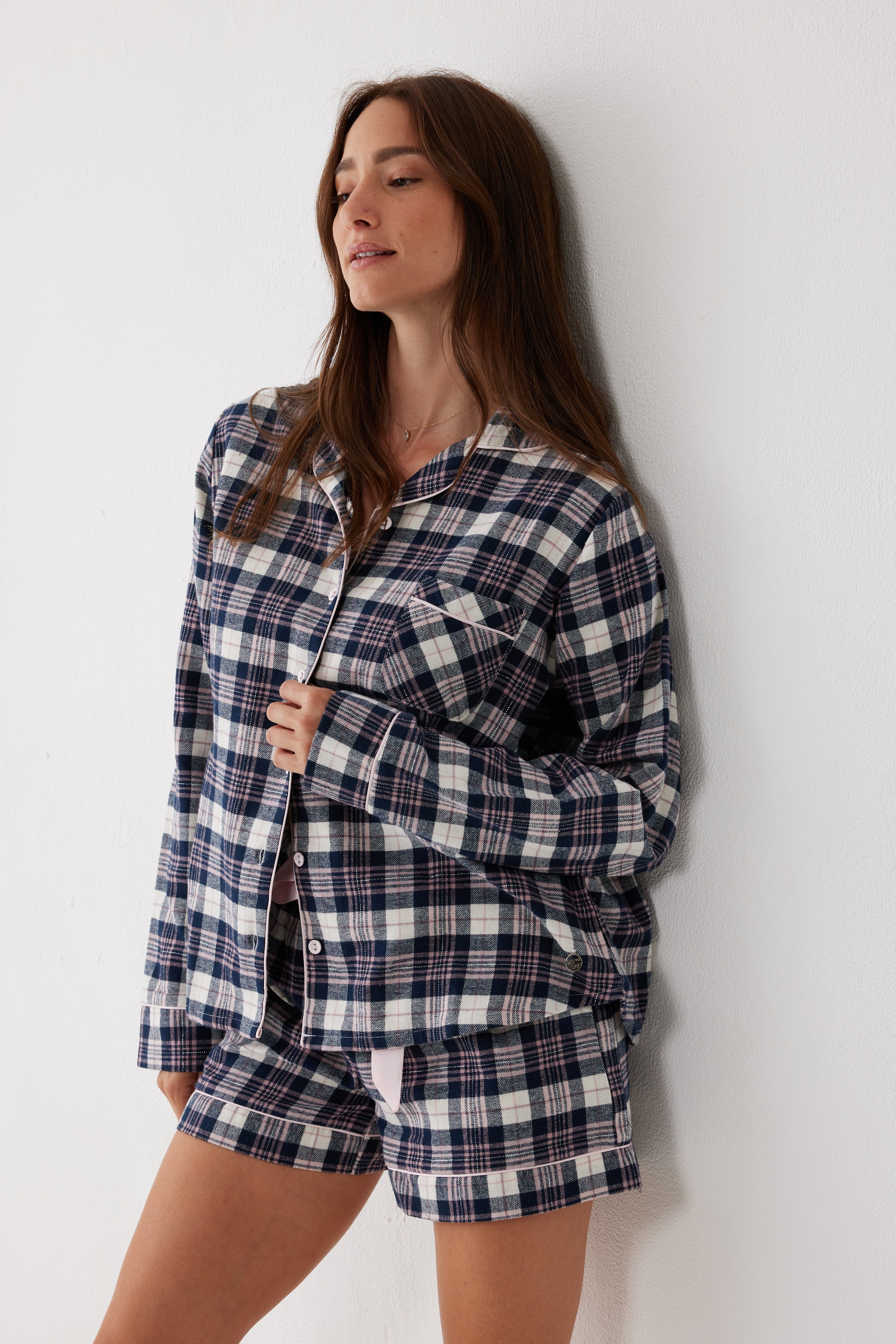 פיג'מת פלנל מכופתרת משבצות מכנס קצר