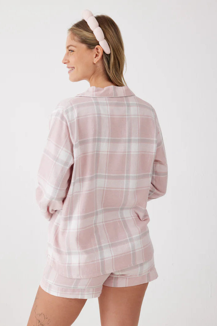 פיג'מת פלנל מכופתרת משבצות מכנס קצר