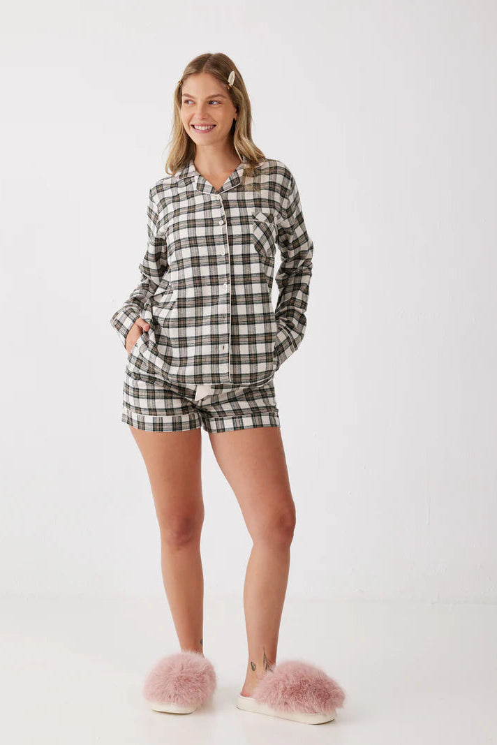 פיג'מת פלנל מכופתרת משבצות מכנס קצר