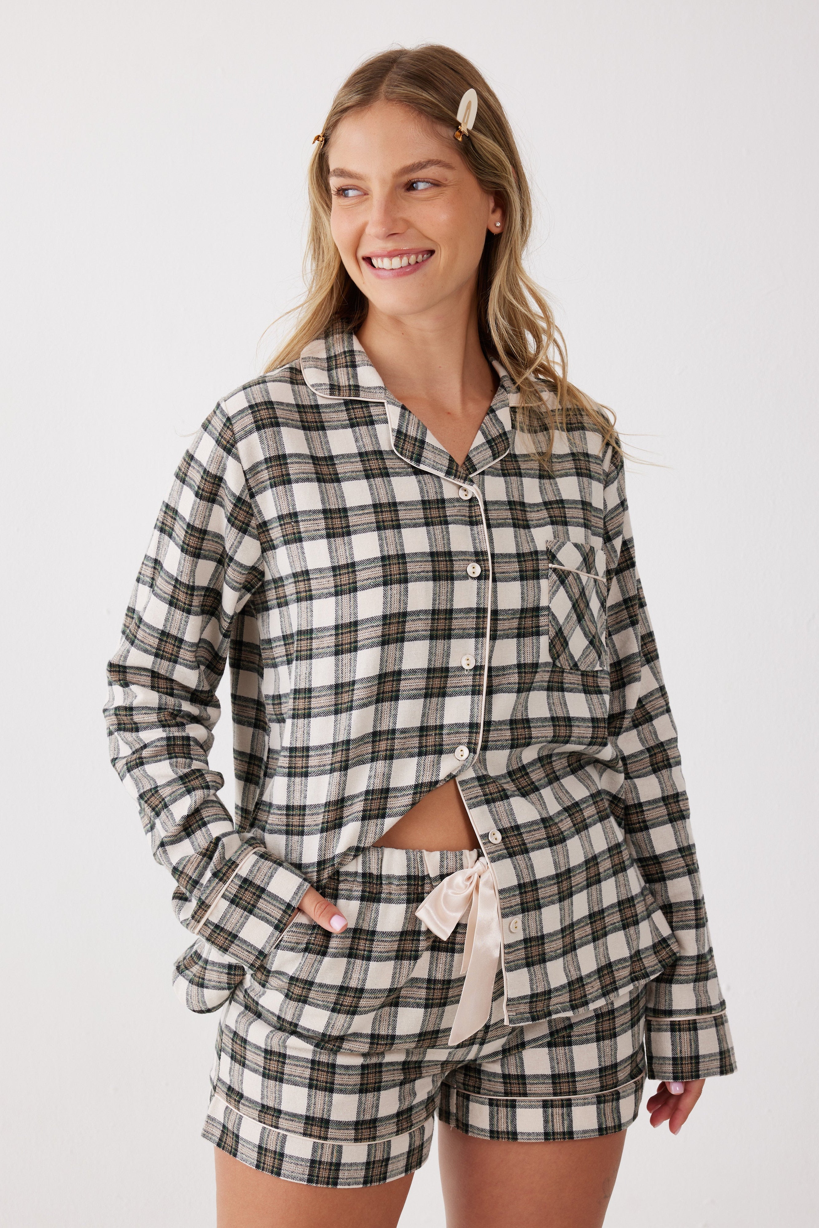 פיג'מת פלנל מכופתרת משבצות מכנס קצר