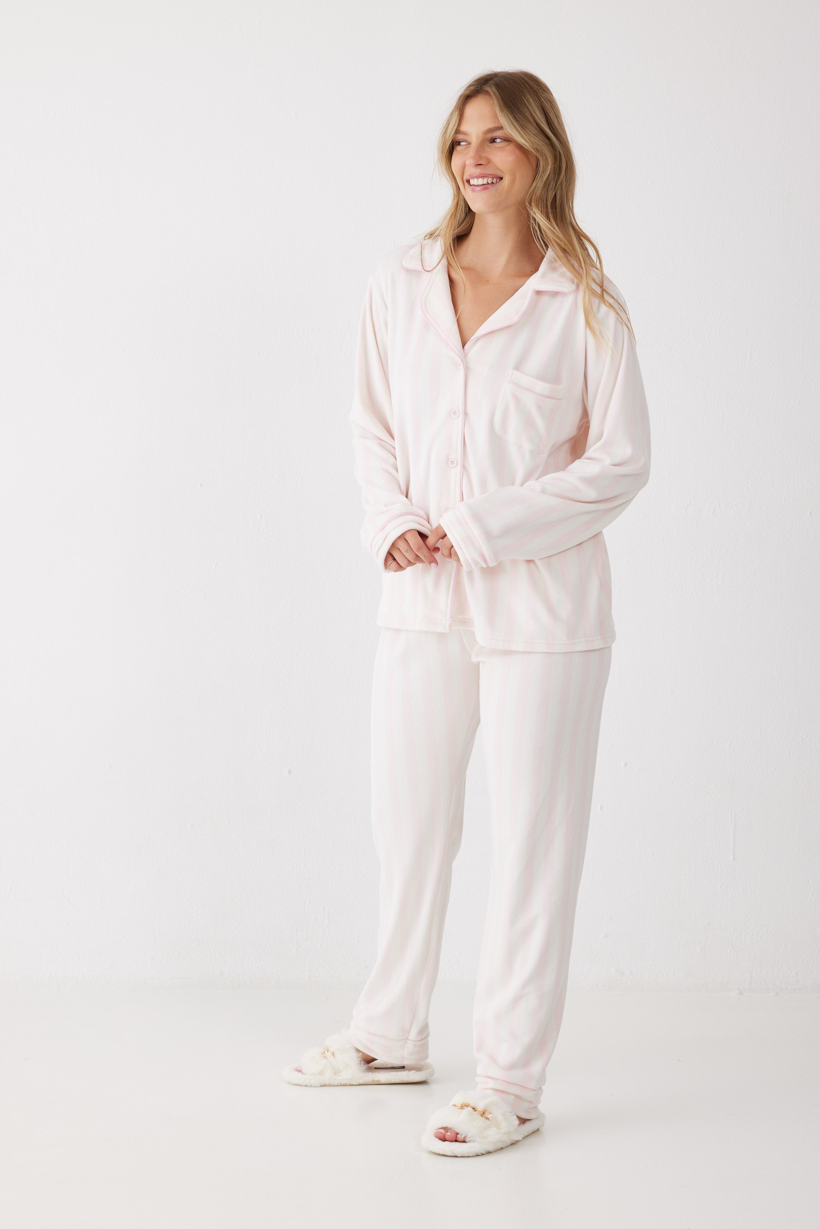 סט פיג'מת קטיפה מכופתרת