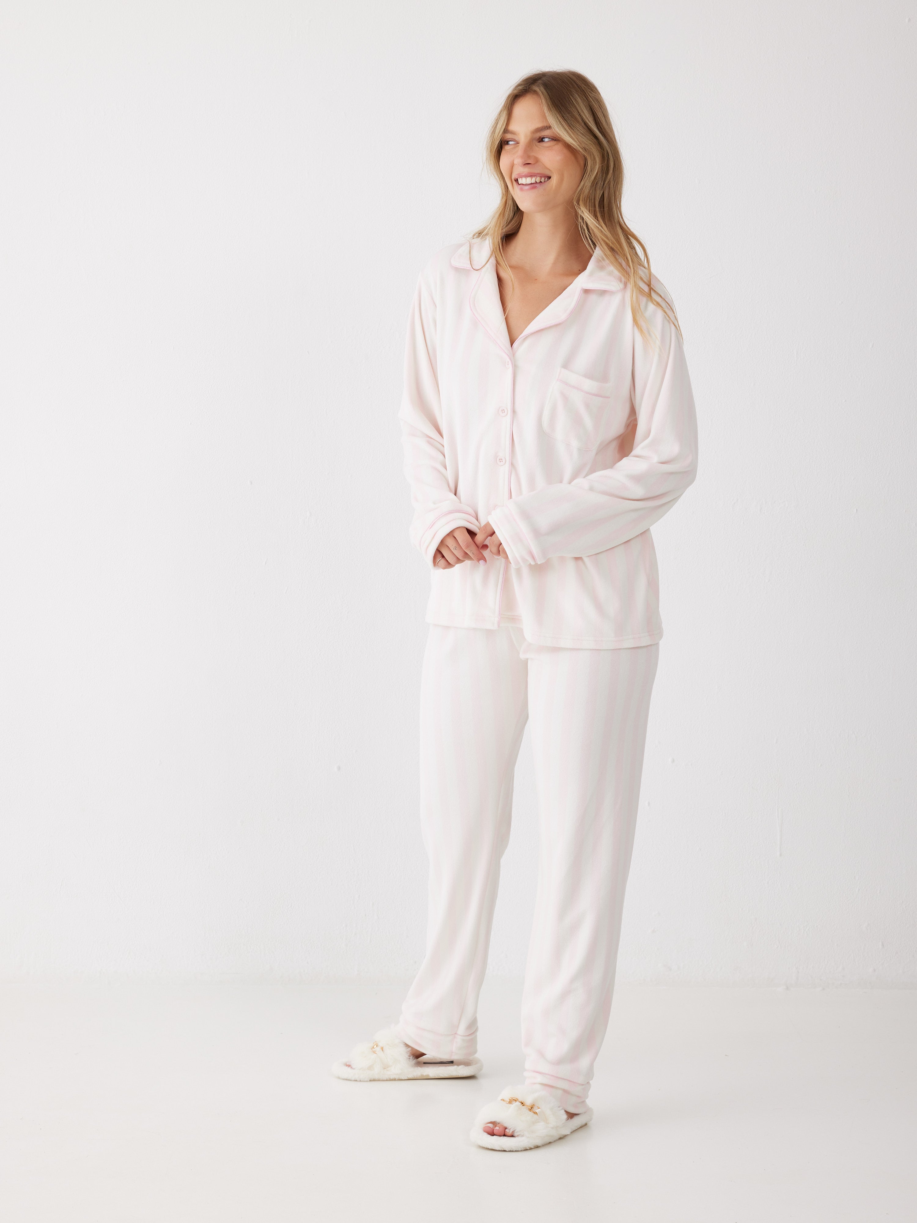 סט פיג'מת קטיפה מכופתרת