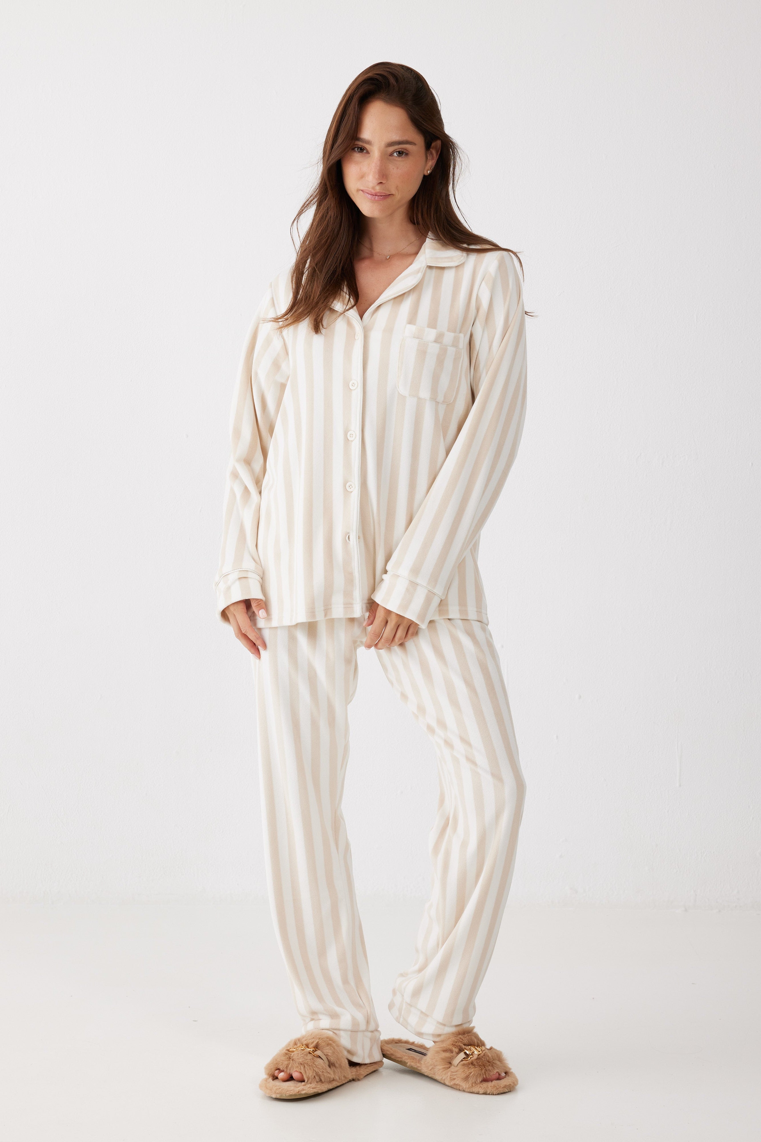 פיג'מת קטיפה מכופתרת