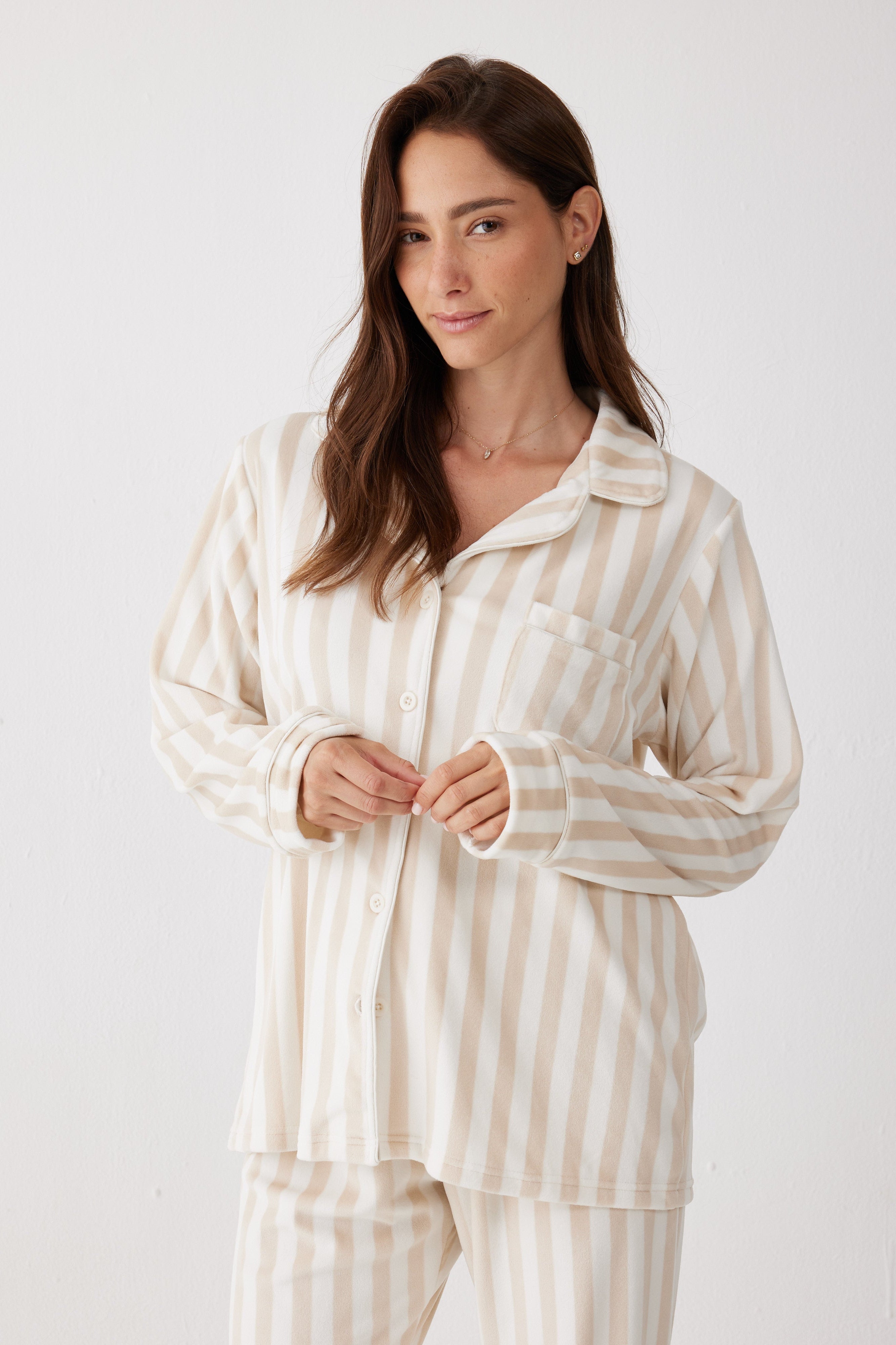 פיג'מת קטיפה מכופתרת