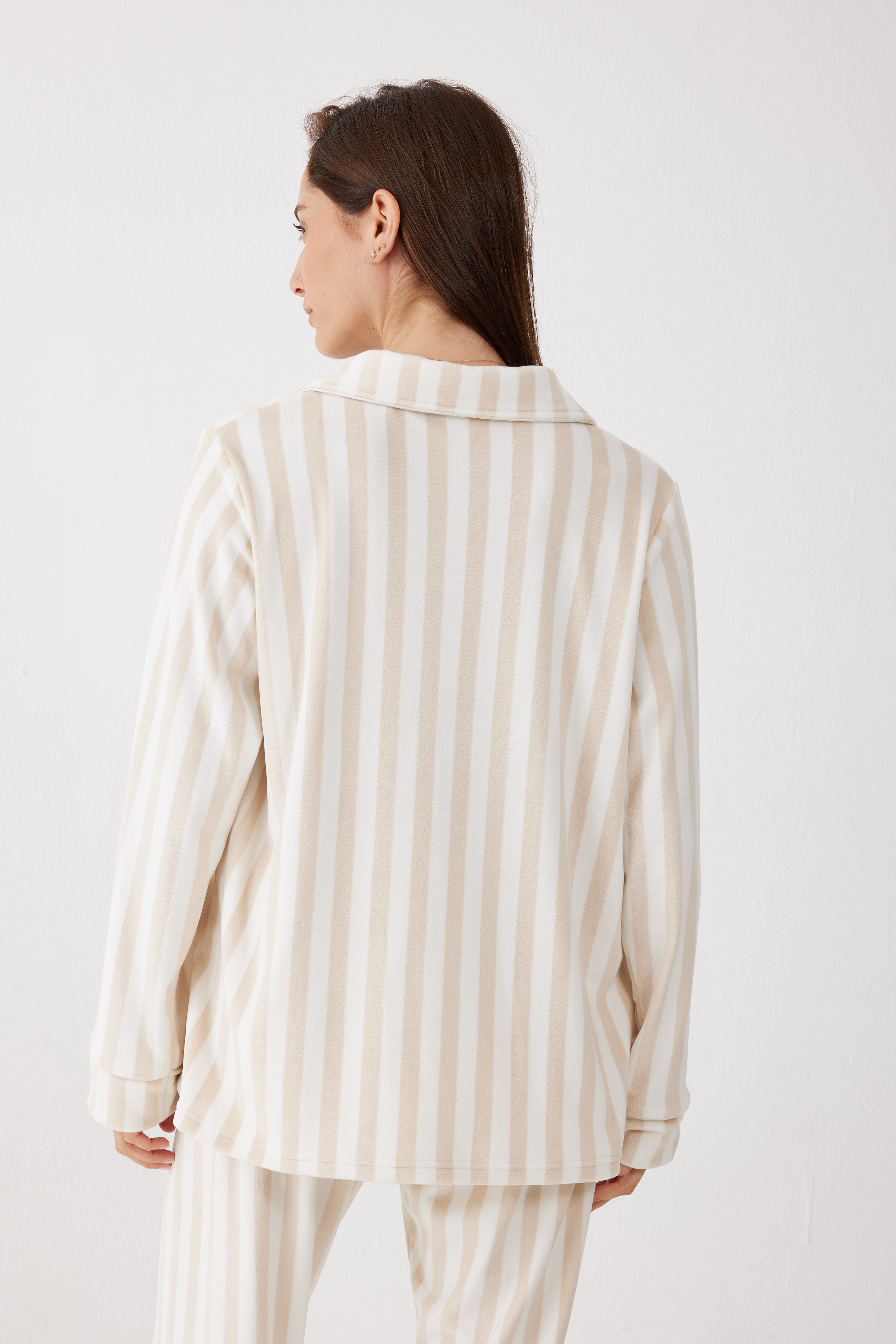 פיג'מת קטיפה מכופתרת