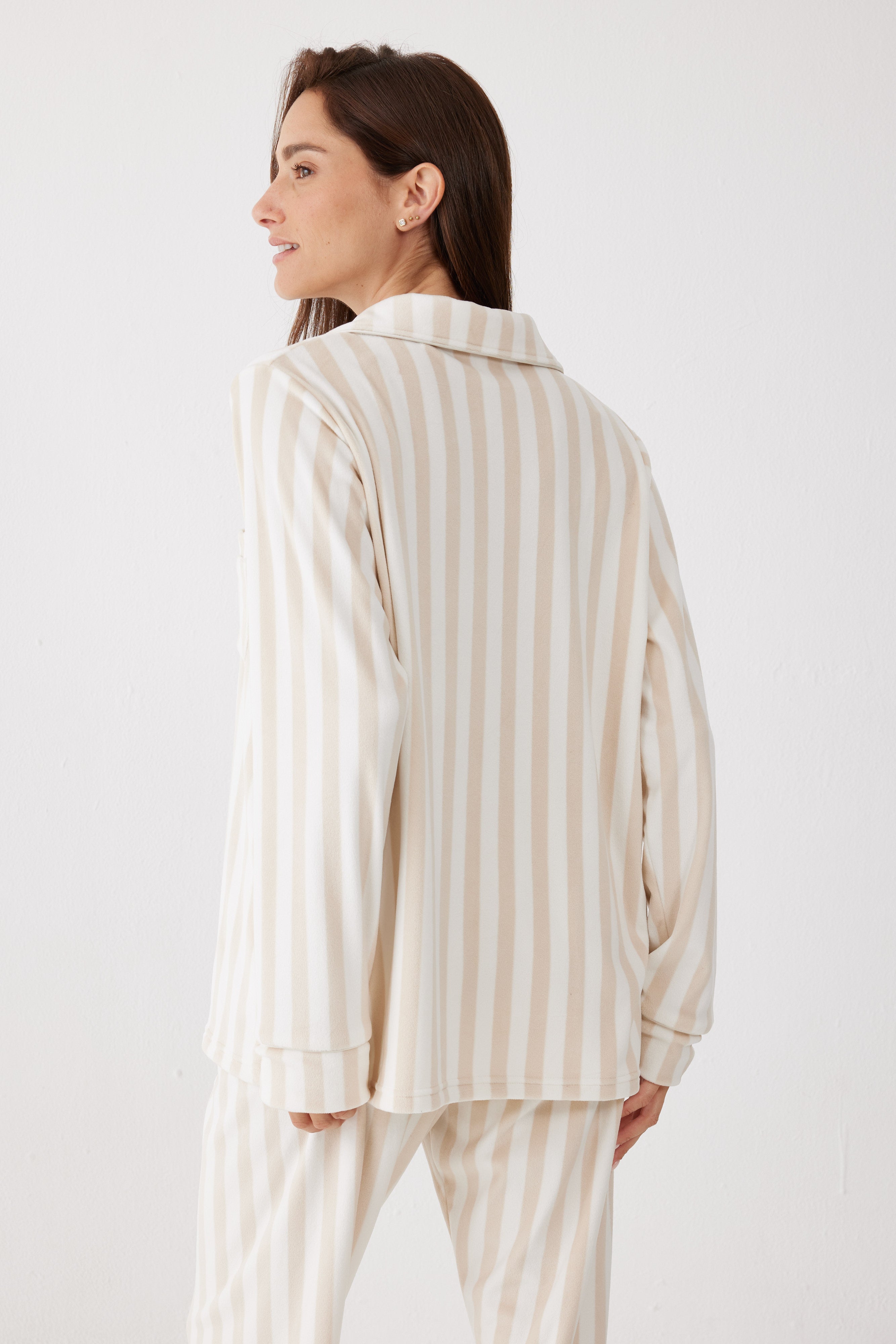 פיג'מת קטיפה מכופתרת