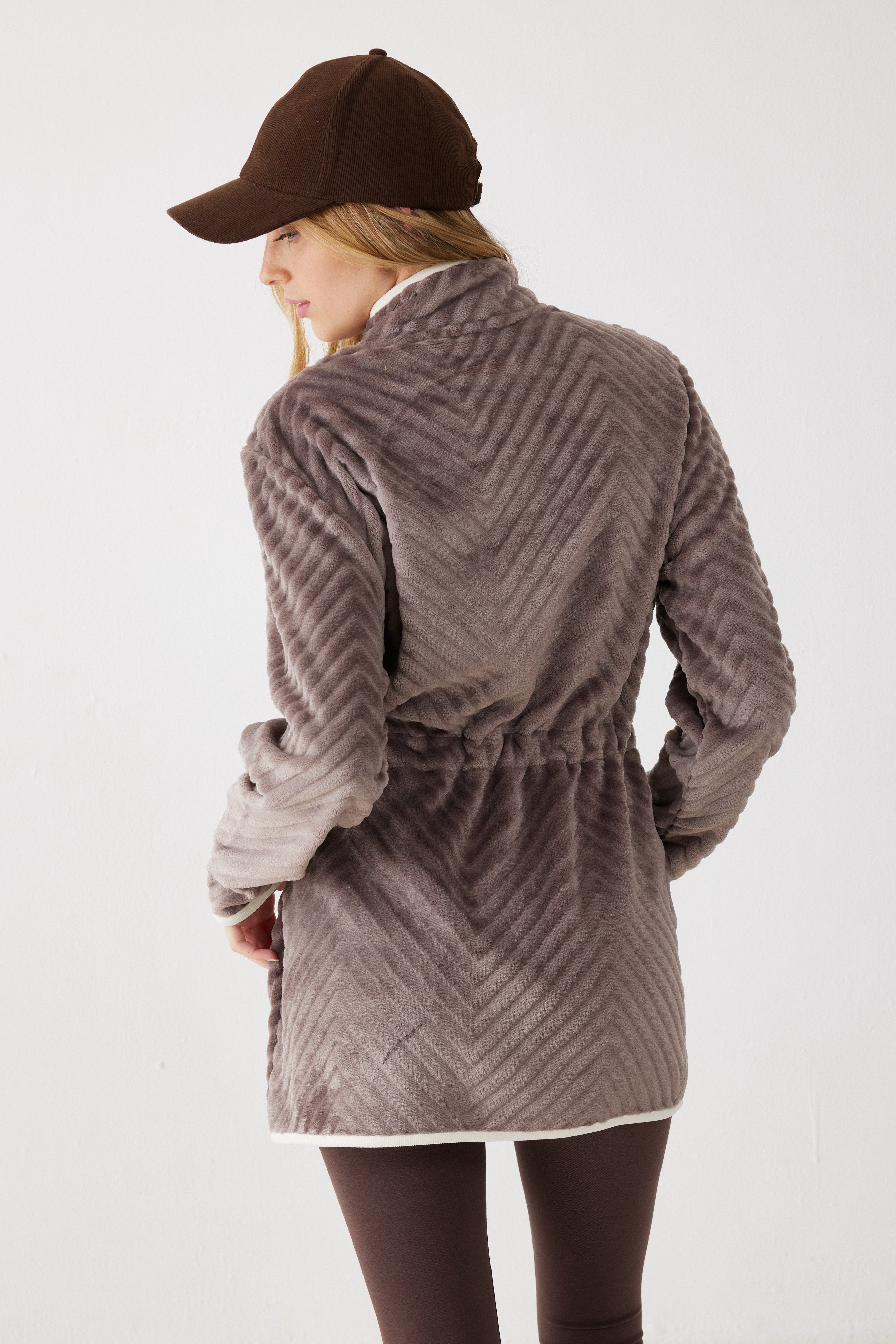 ג'קט פלאפי עם צווארון גבוה