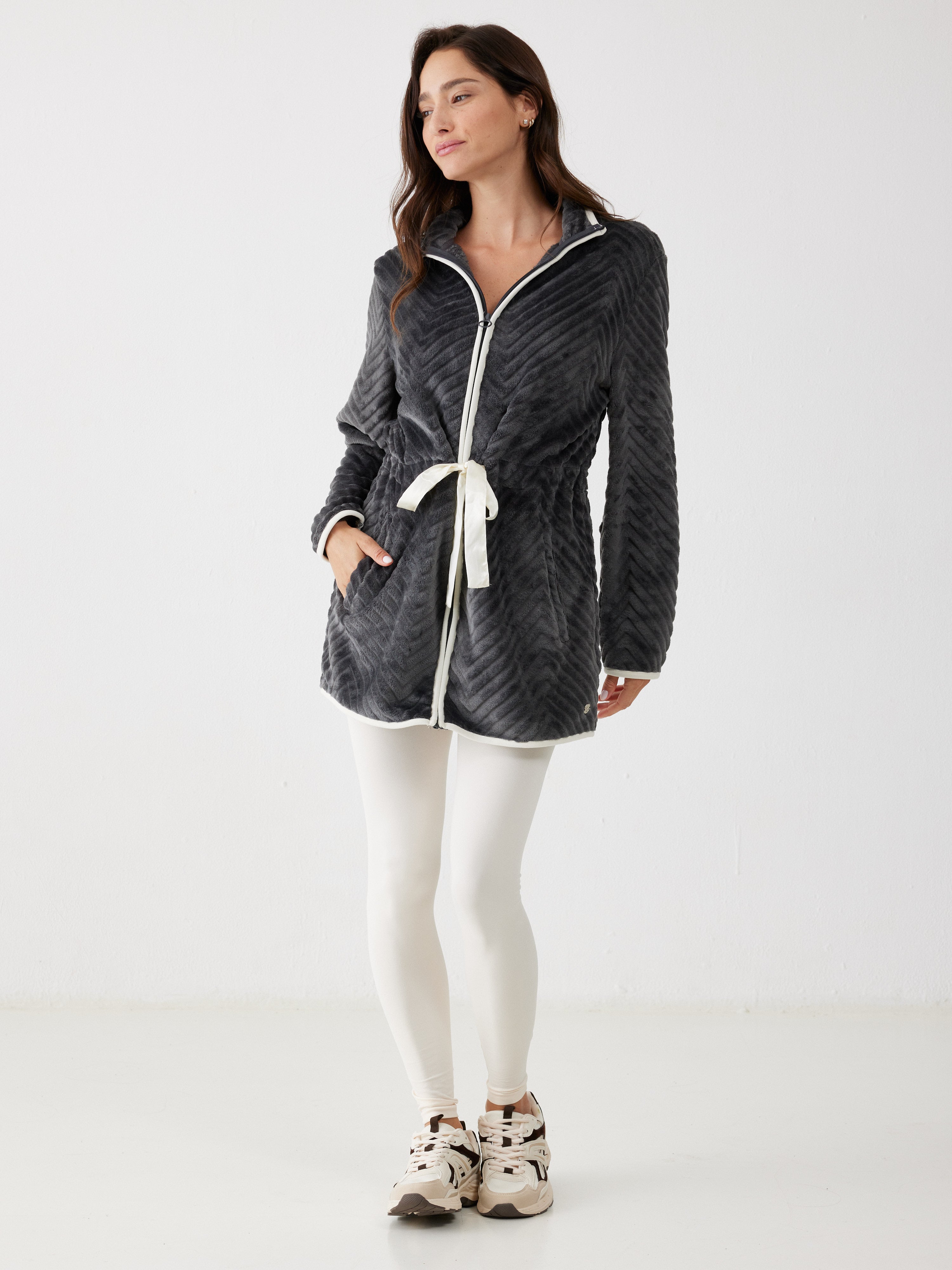 ג'קט פלאפי עם צווארון גבוה