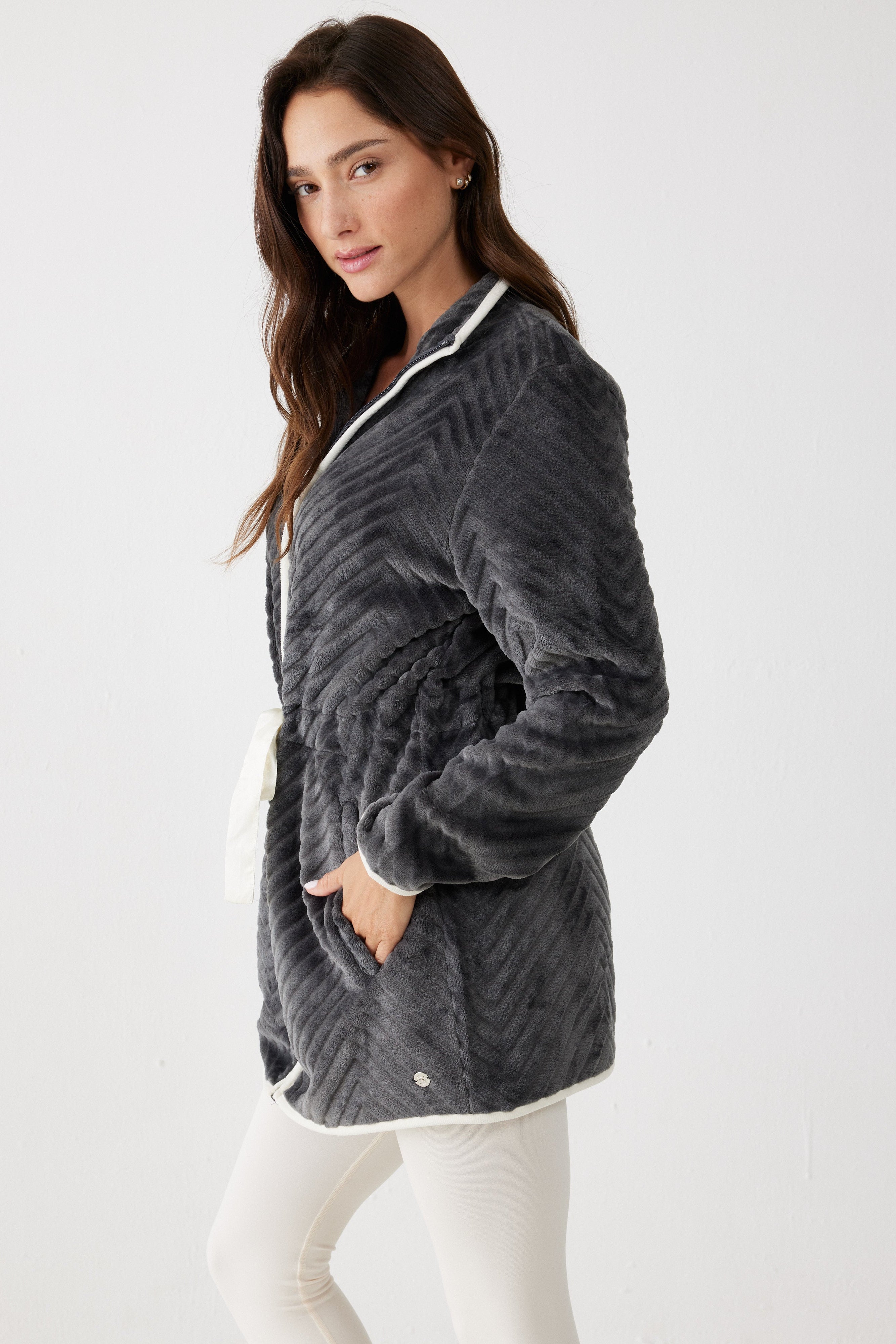 ג'קט פלאפי עם צווארון גבוה