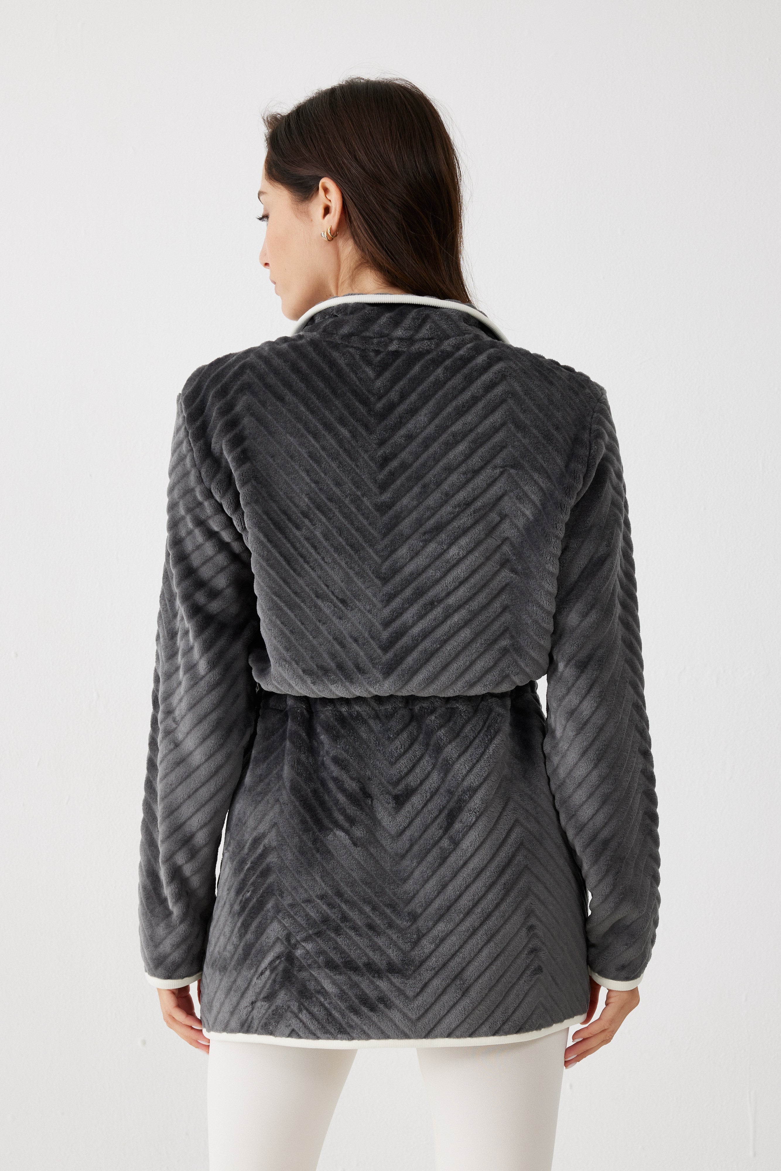 ג'קט פלאפי עם צווארון גבוה