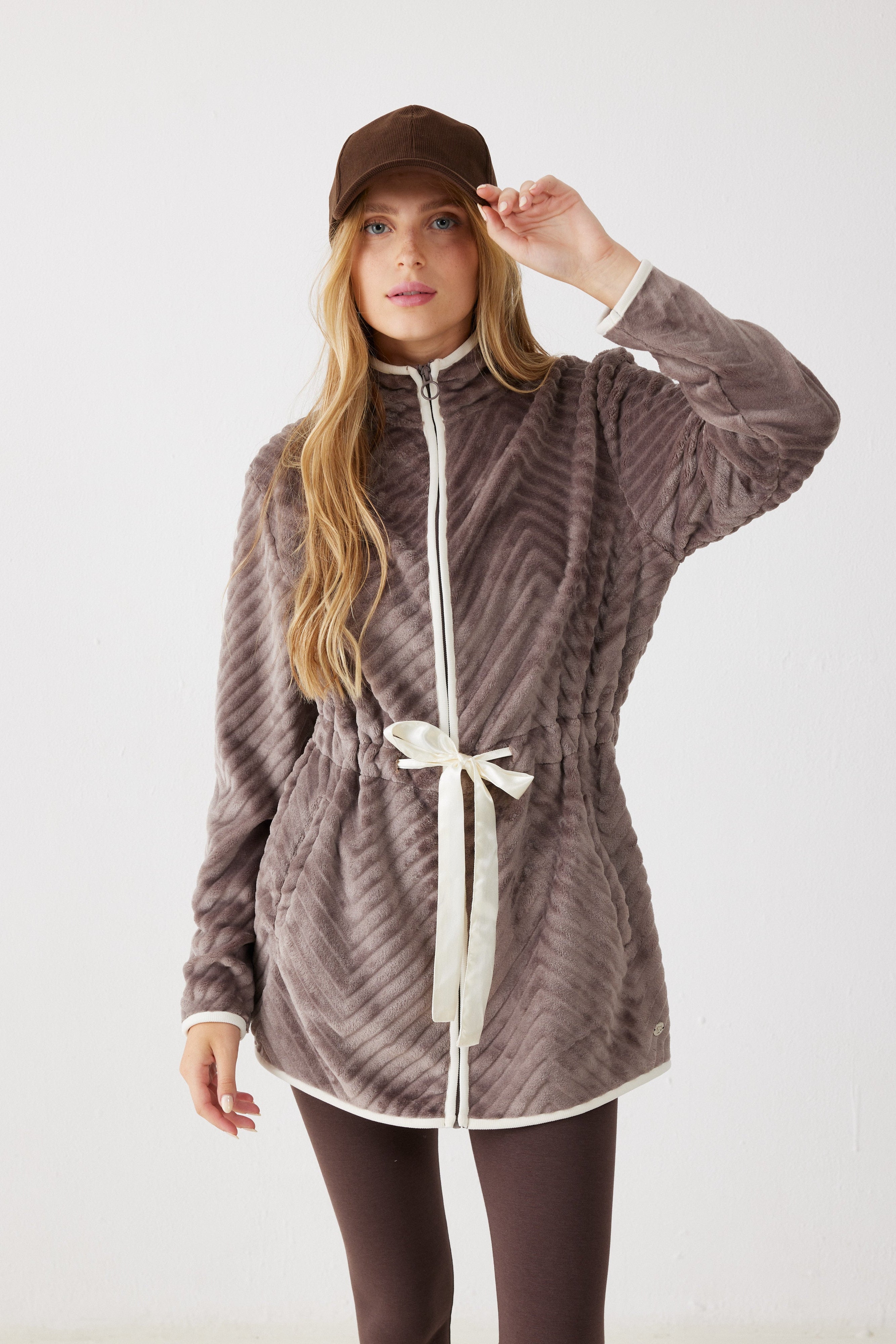 ג'קט פלאפי עם צווארון גבוה