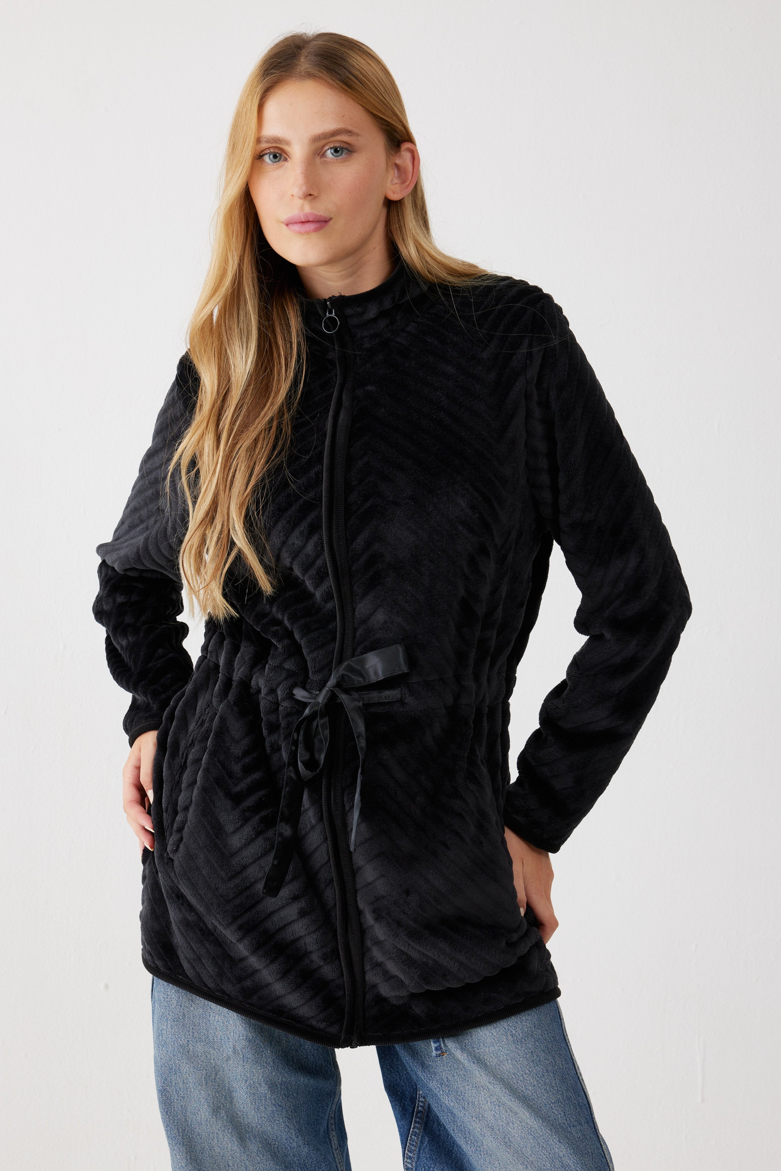 ג'קט פלאפי עם צווארון גבוה