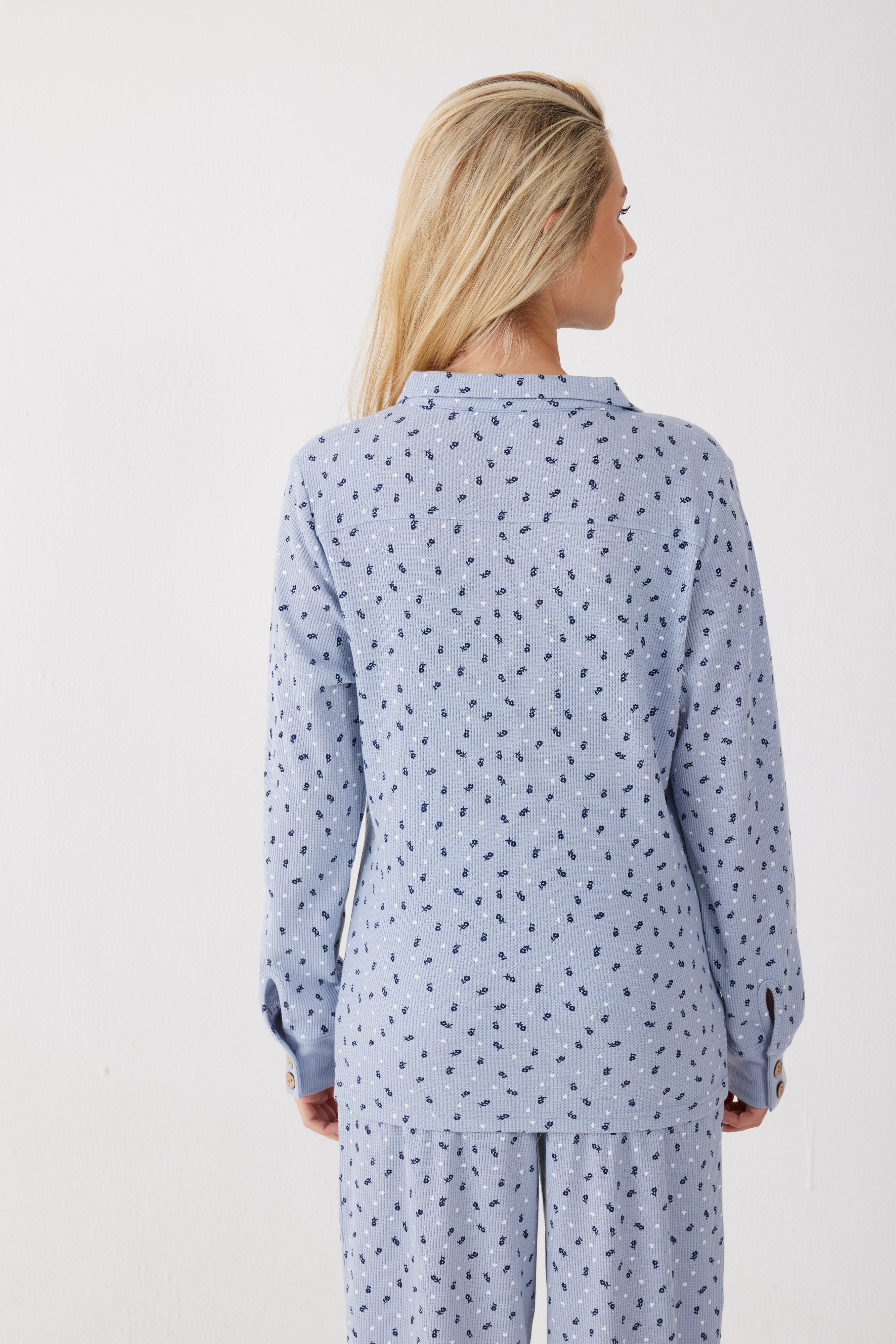 פיג'מה מכופתרת פרחים וואפל