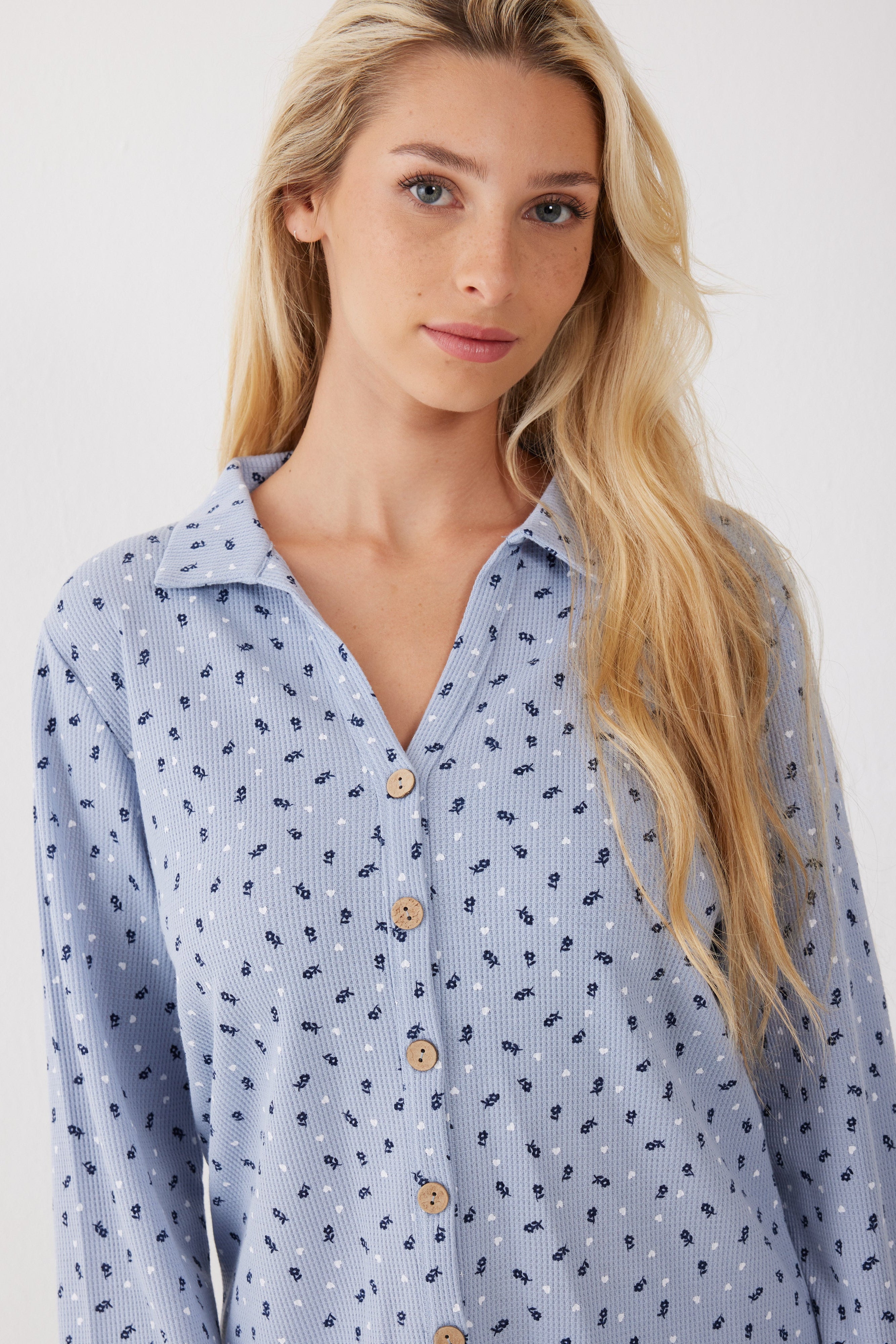 פיג'מה מכופתרת פרחים וואפל