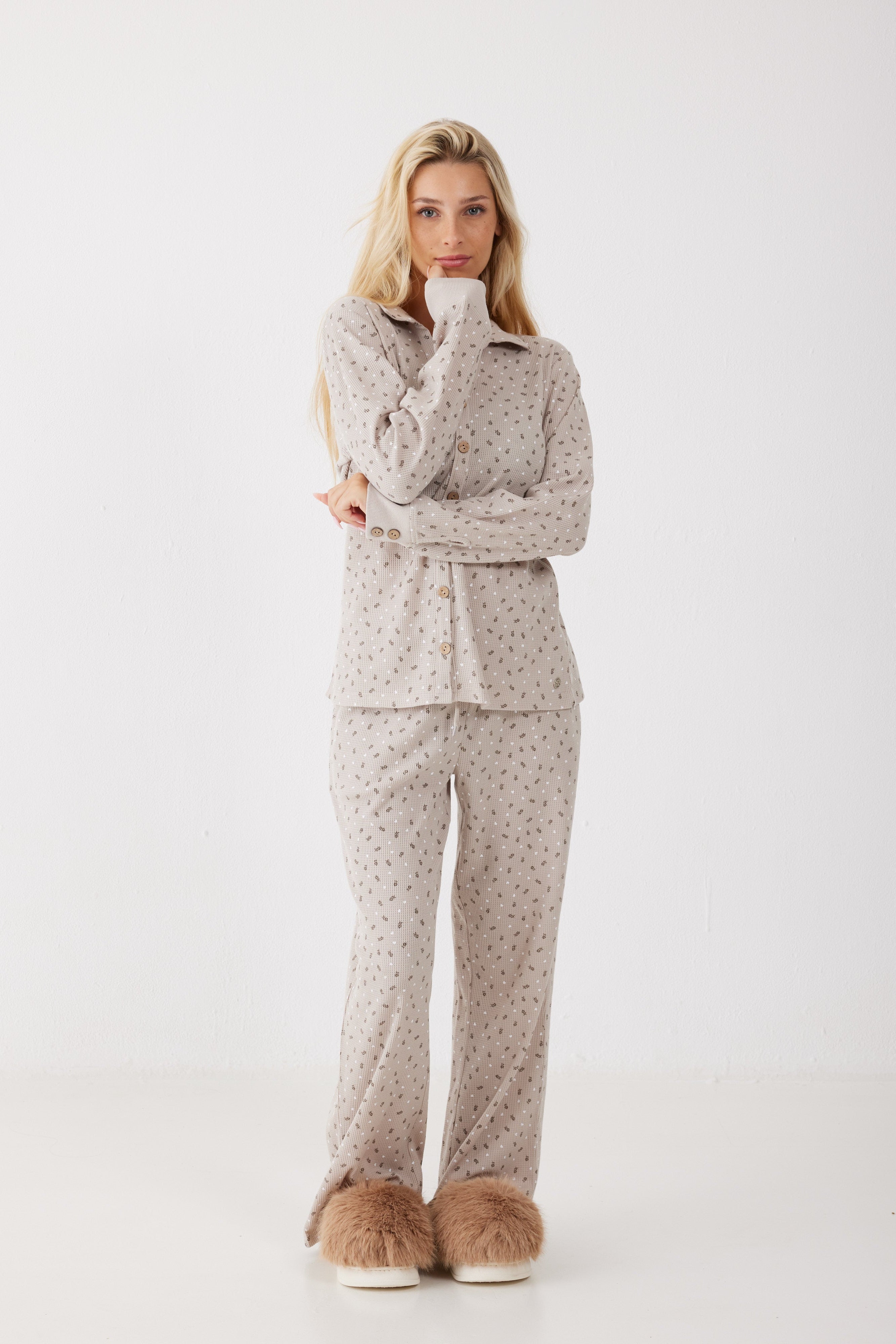 פיג'מה מכופתרת פרחים וואפל