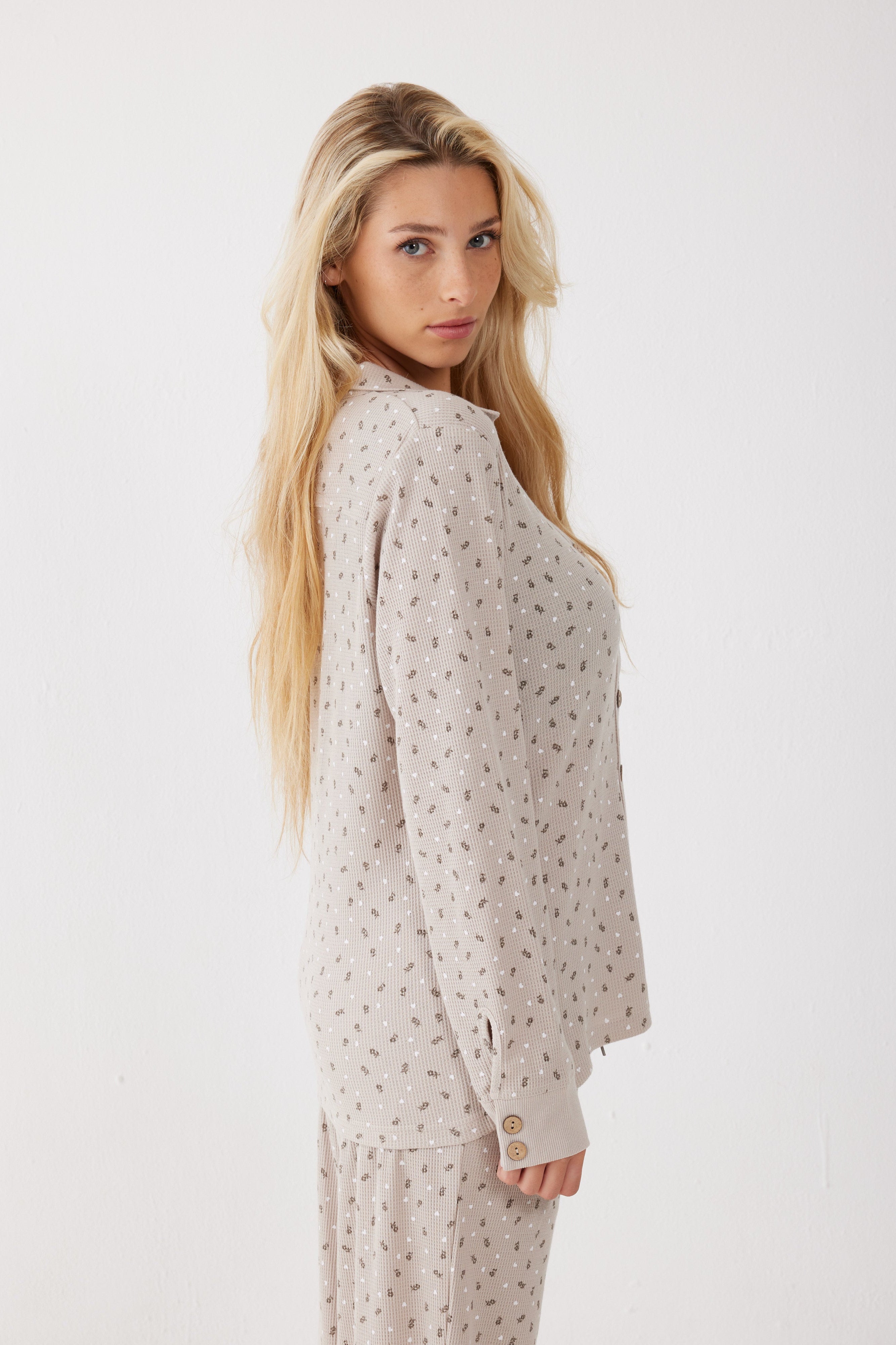 פיג'מה מכופתרת פרחים וואפל