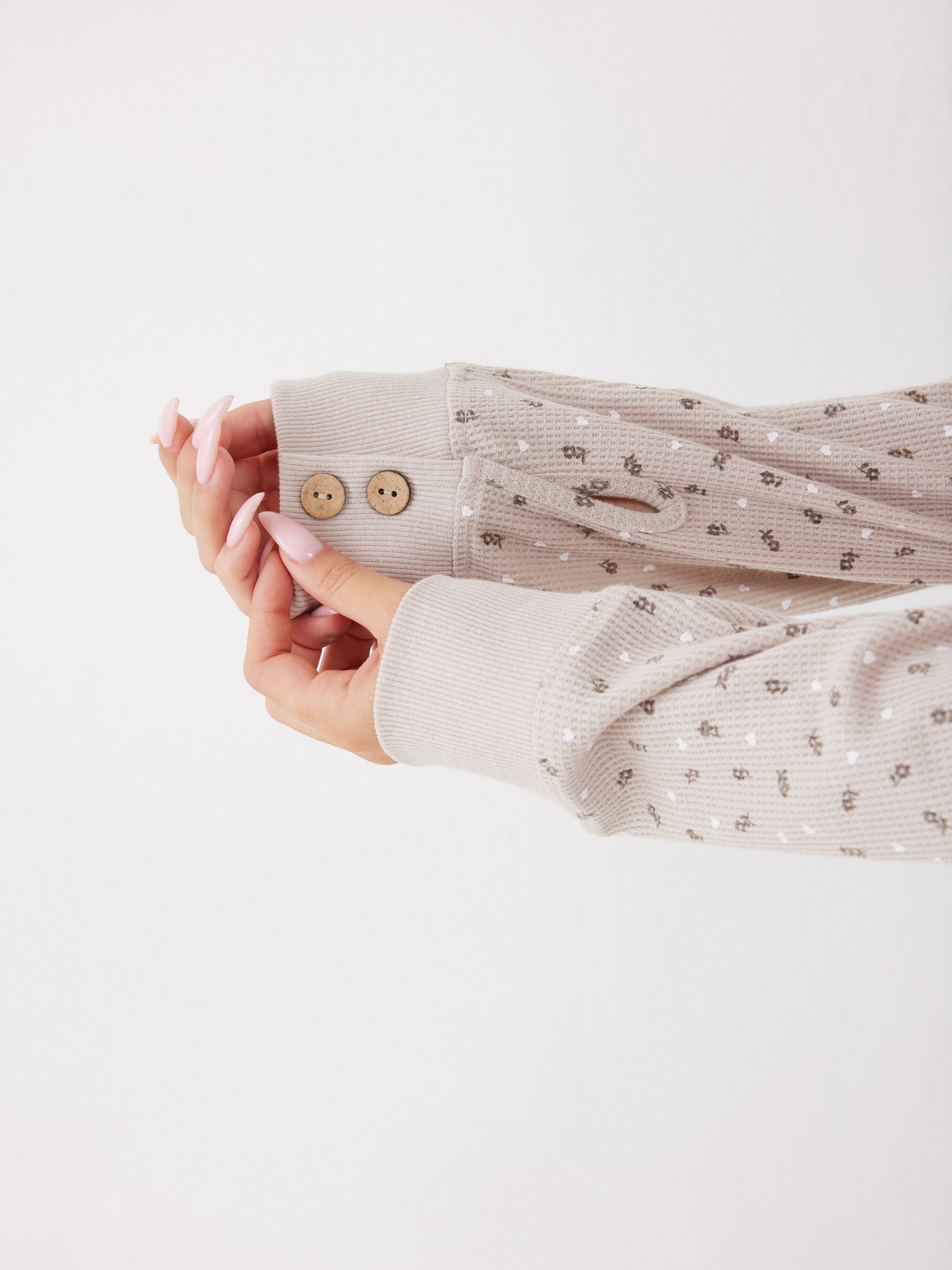 פיג'מה מכופתרת פרחים וואפל