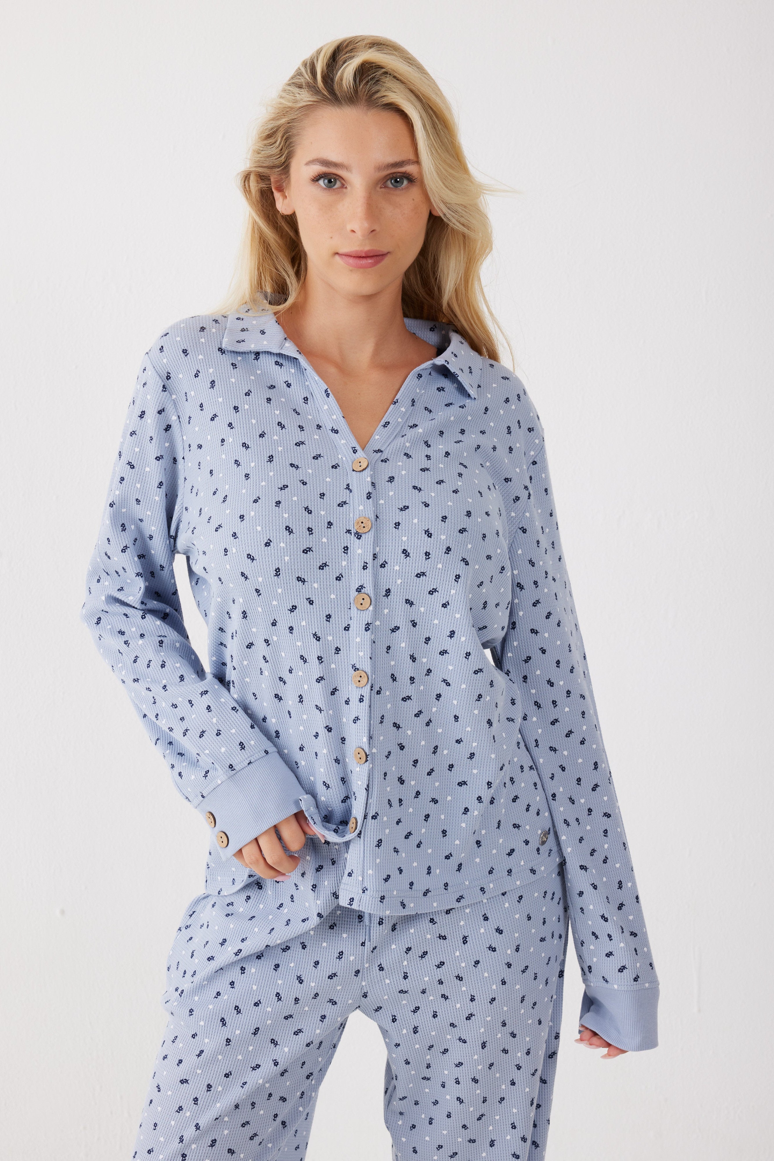 פיג'מה מכופתרת פרחים וואפל