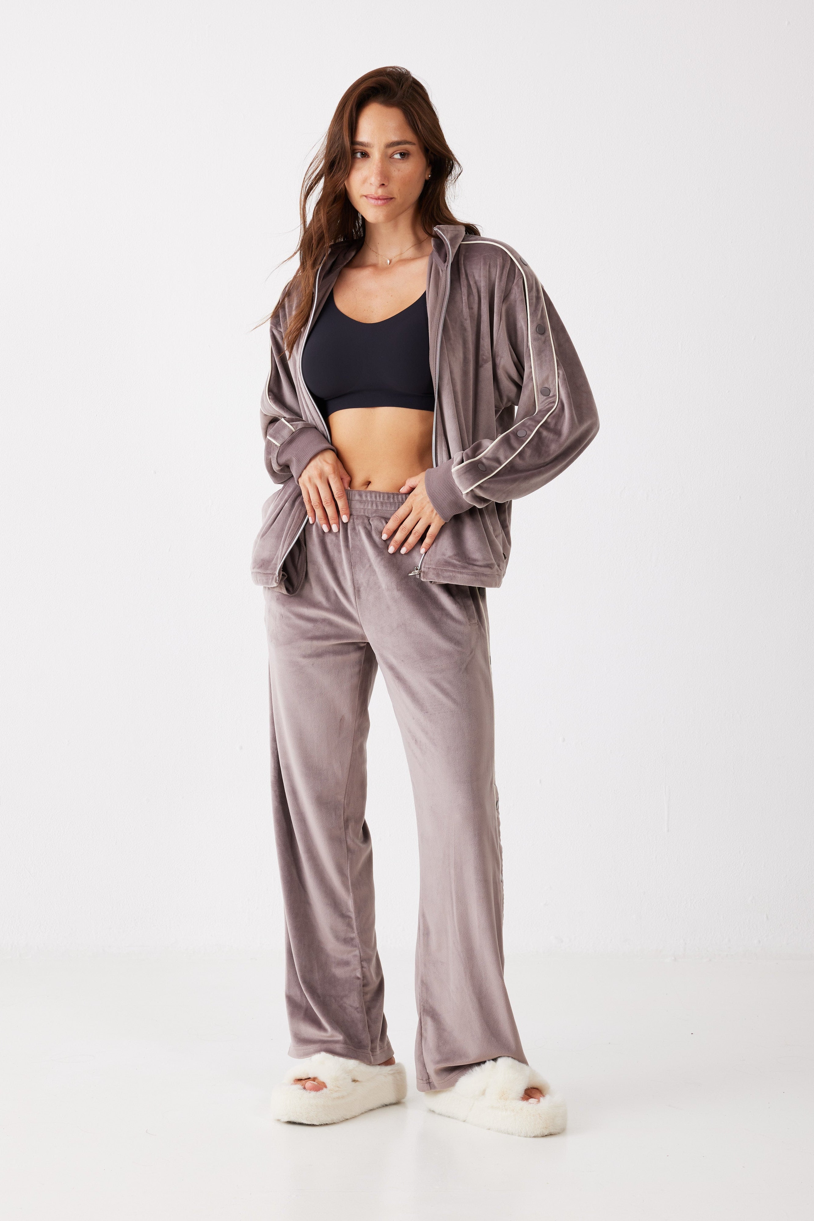 חליפת רוכסן ניטים קטיפה