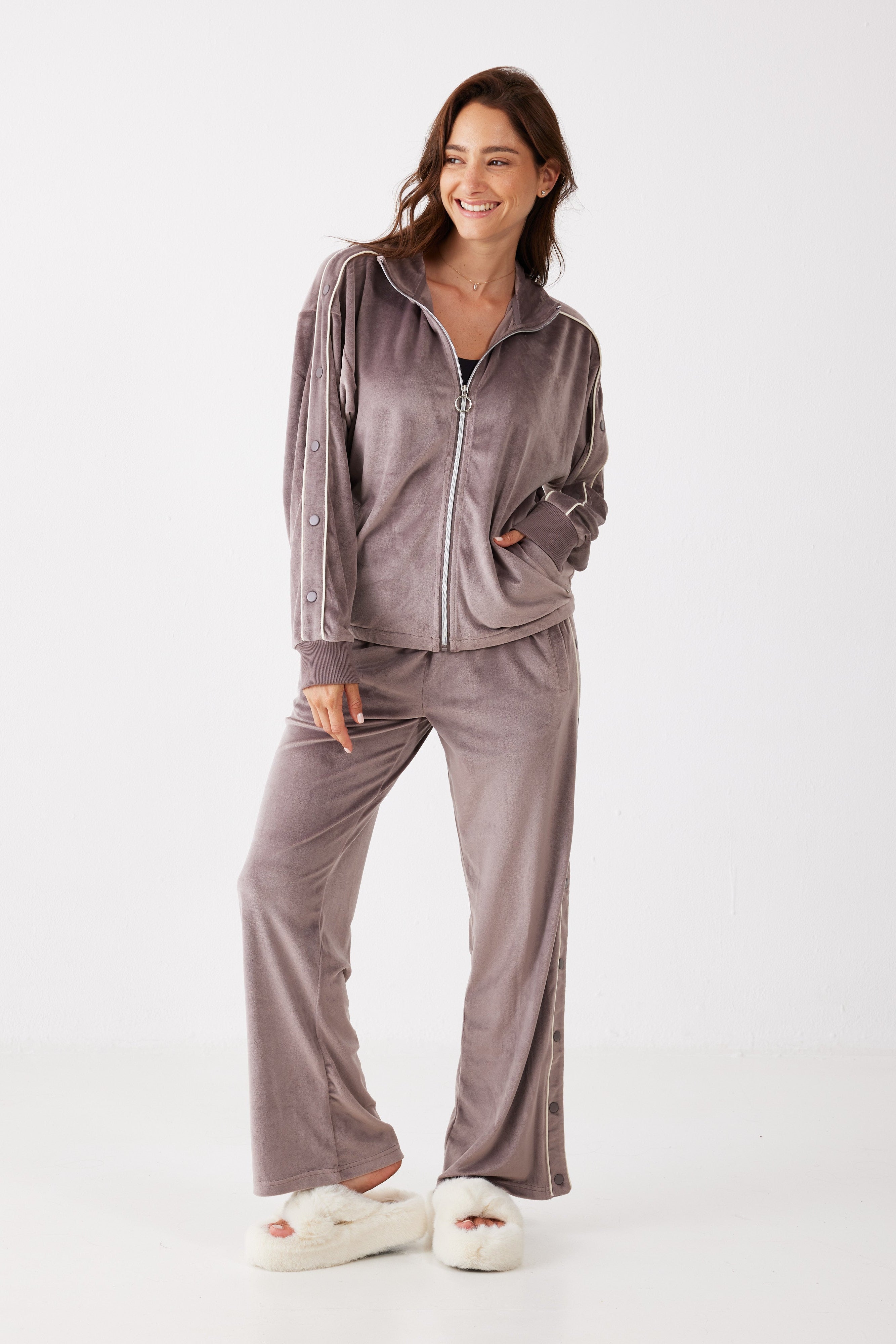 חליפת רוכסן ניטים קטיפה