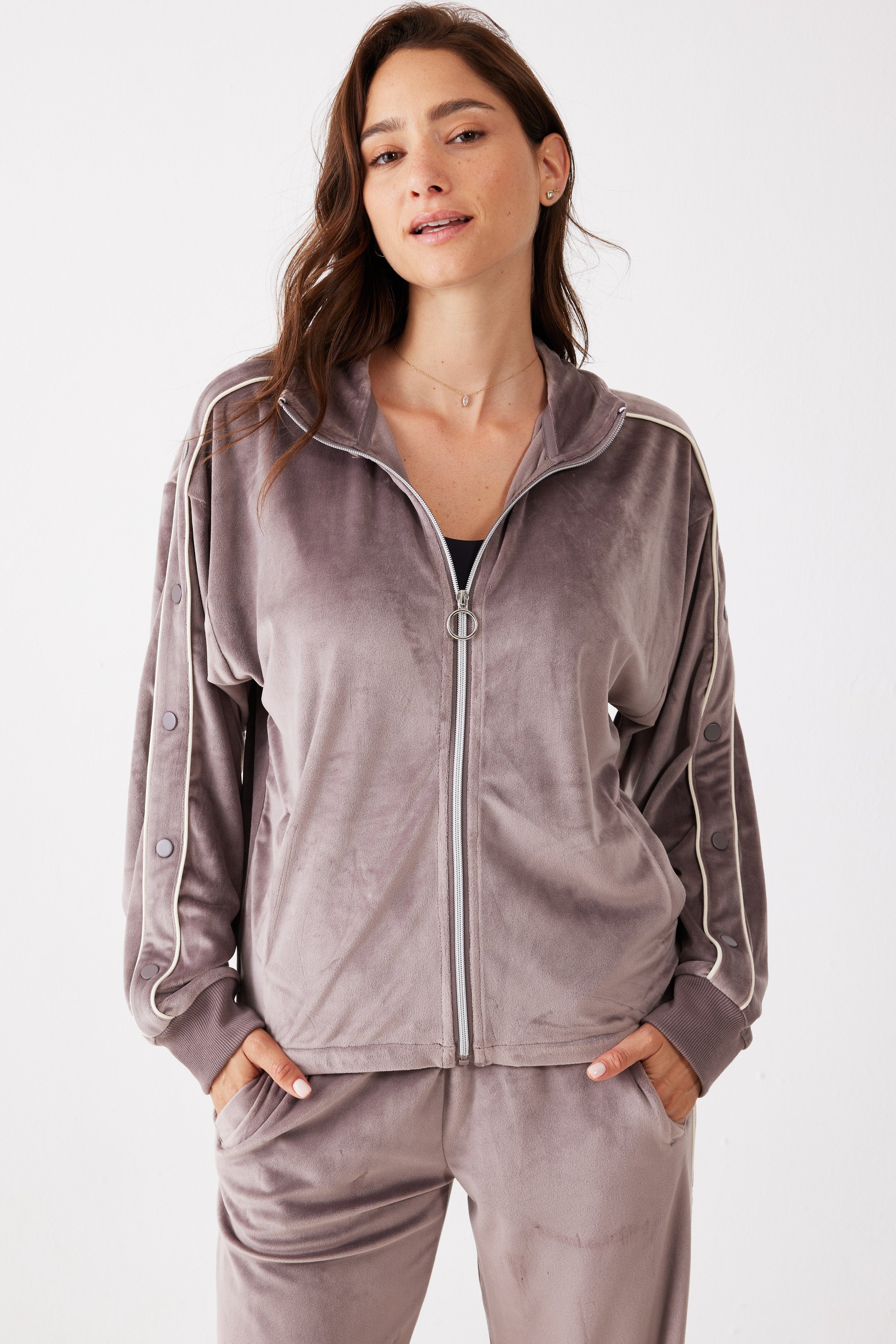 חליפת רוכסן ניטים קטיפה