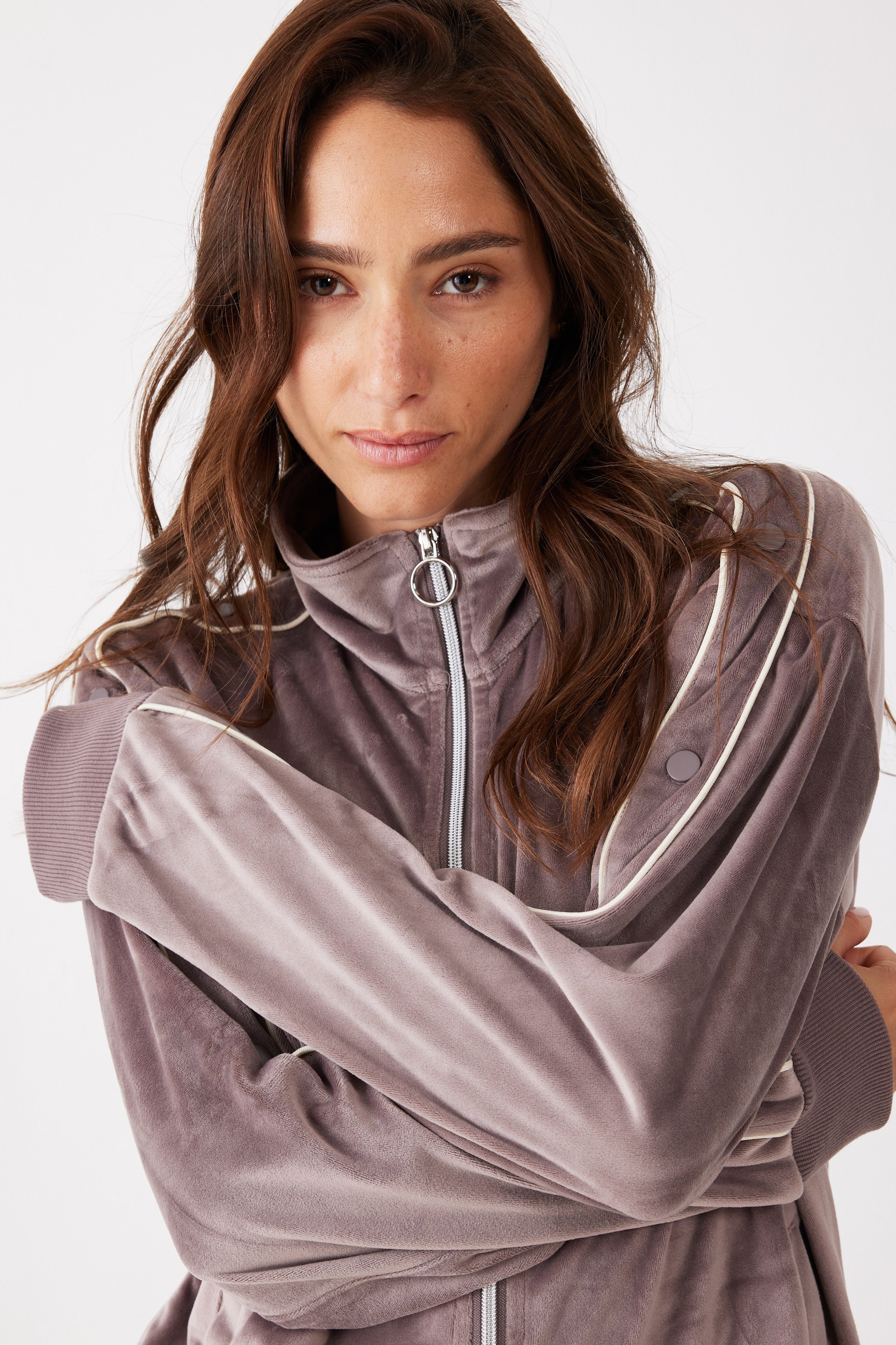 חליפת רוכסן ניטים קטיפה