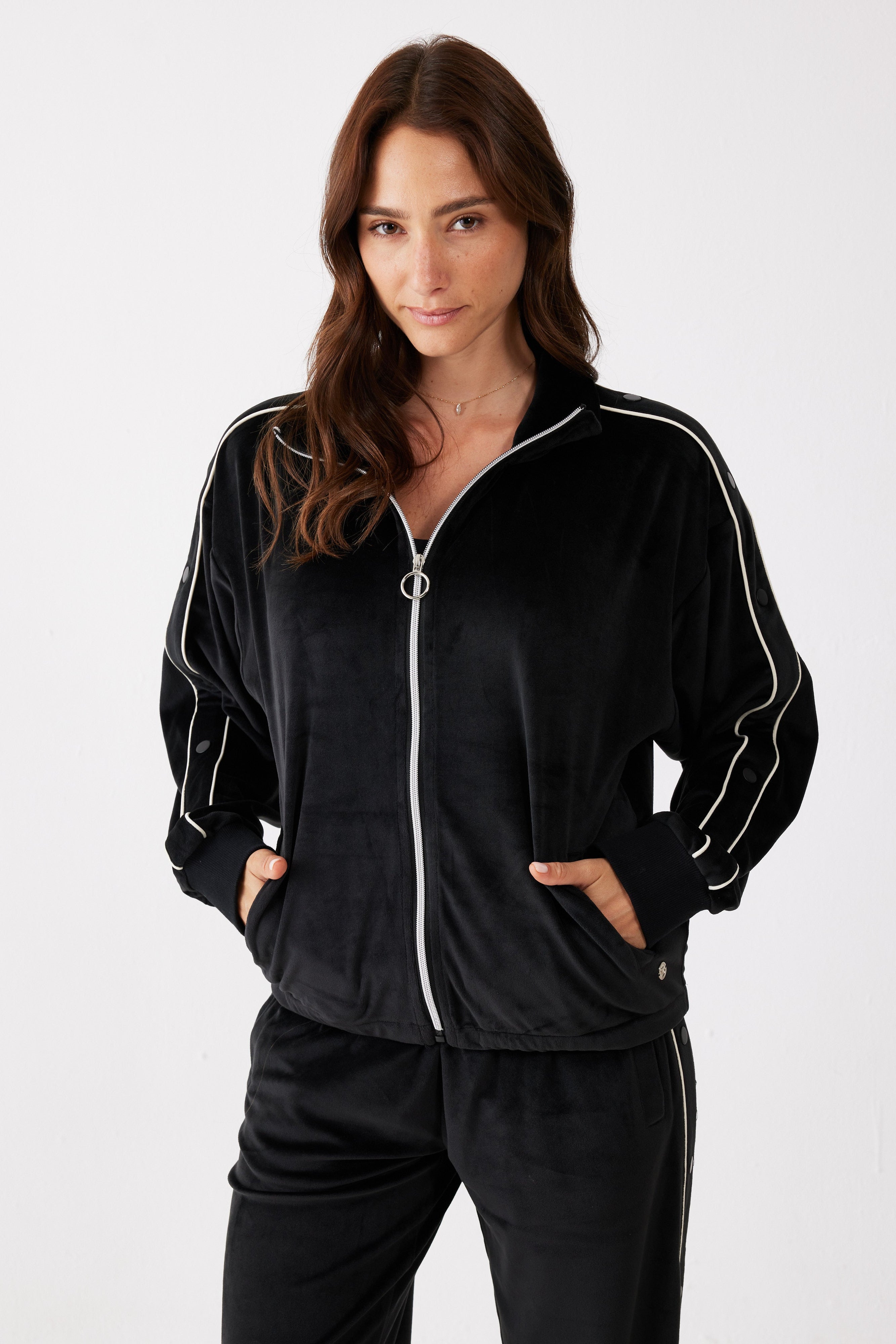 חליפת רוכסן ניטים קטיפה