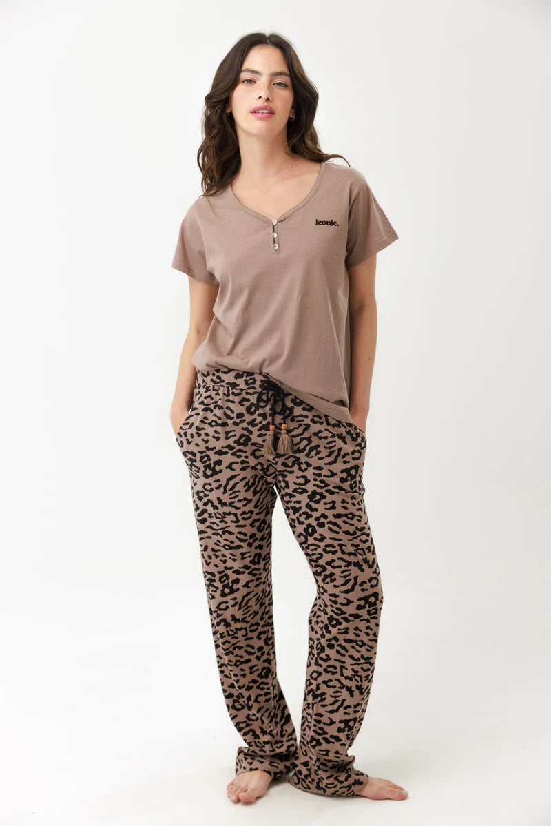סט פיג'מה קיץ – חולצה קצרה חלקה  ומכנס ארוך מנומר כותנה 100% . בצע קפה