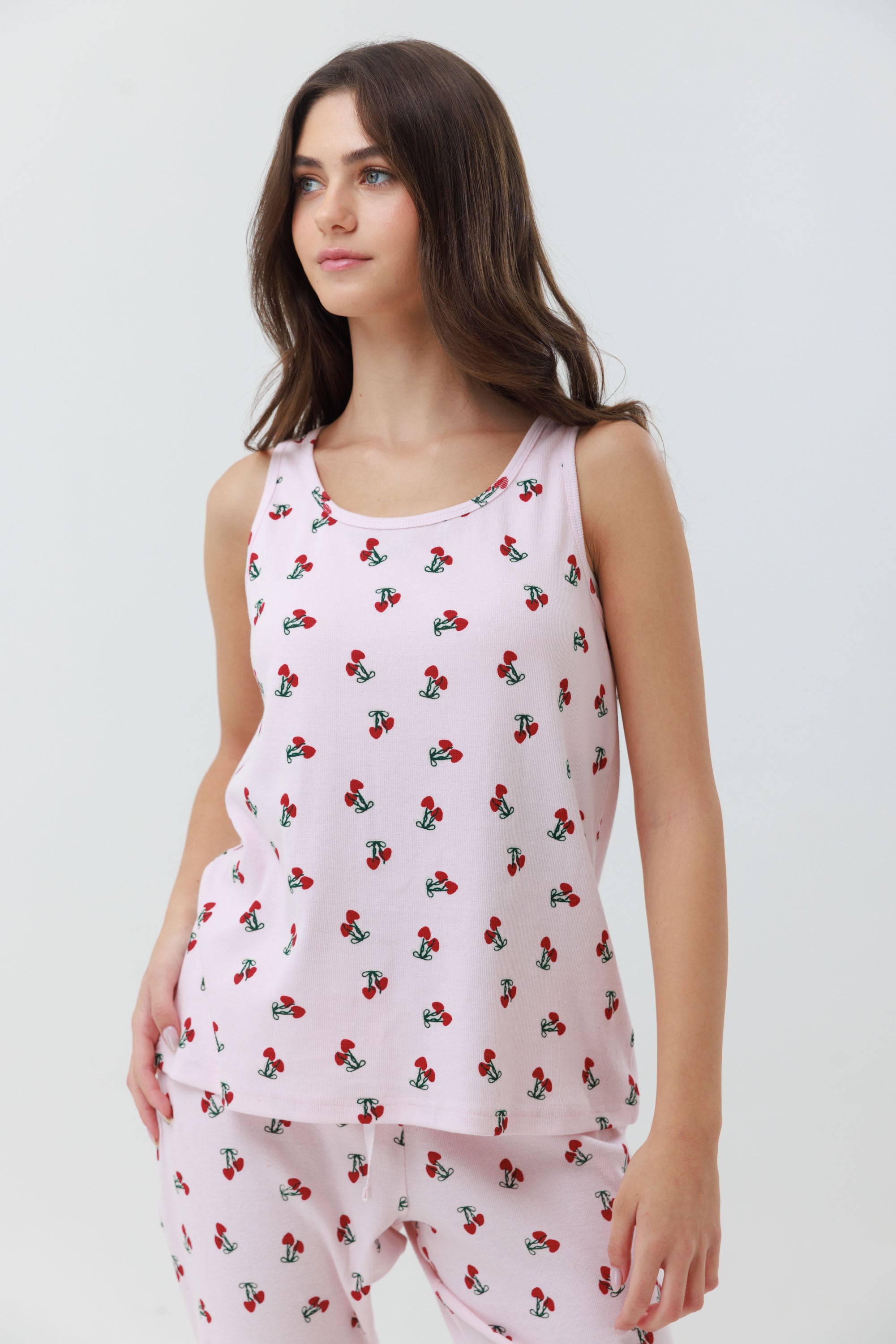 סט פיג'מה לנשים בצבע ורוד עם הדפס דובדבנים, כולל גופייה ומכנסי 7/8