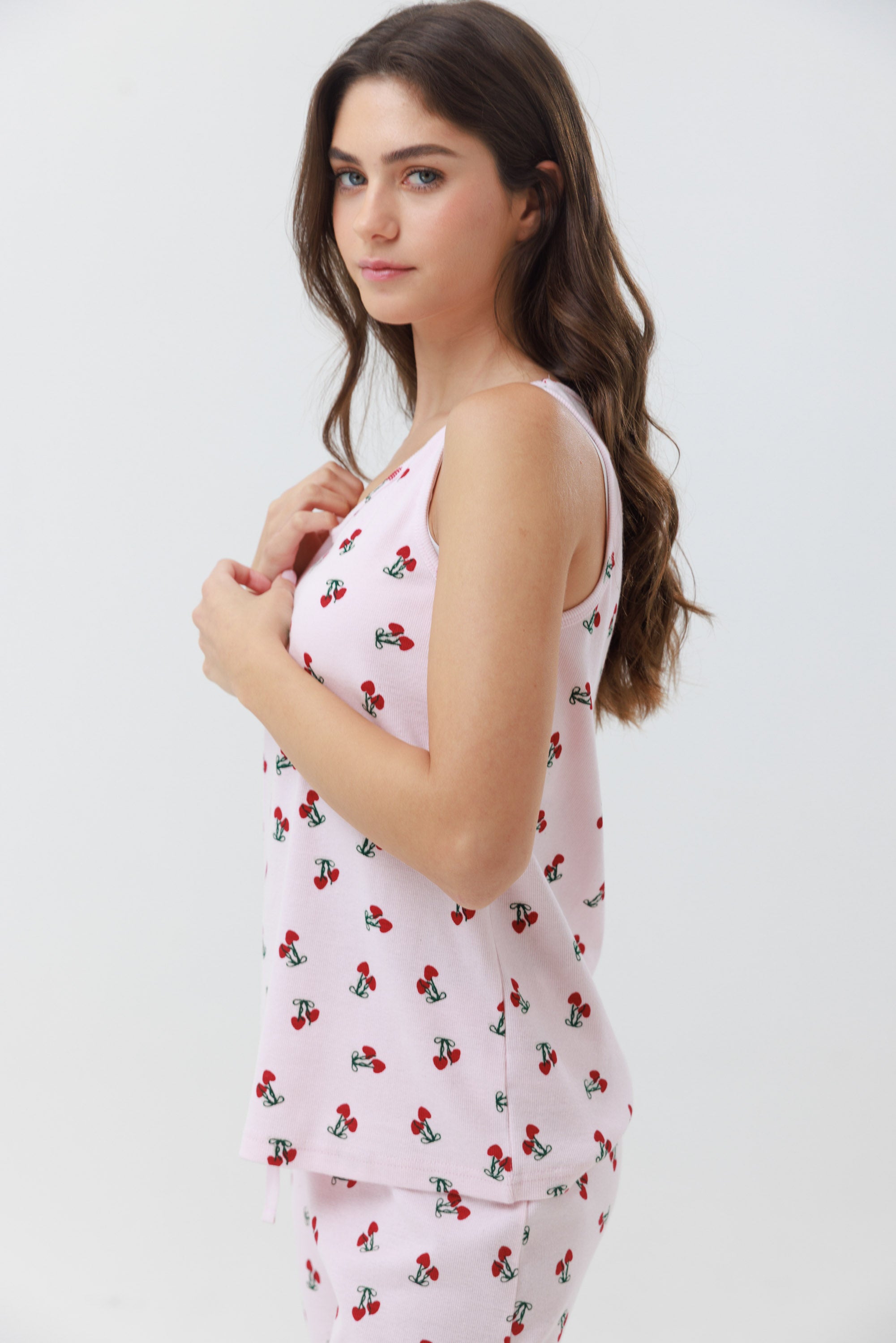 סט פיג'מה לנשים בצבע ורוד עם הדפס דובדבנים, כולל גופייה ומכנסי 7/8